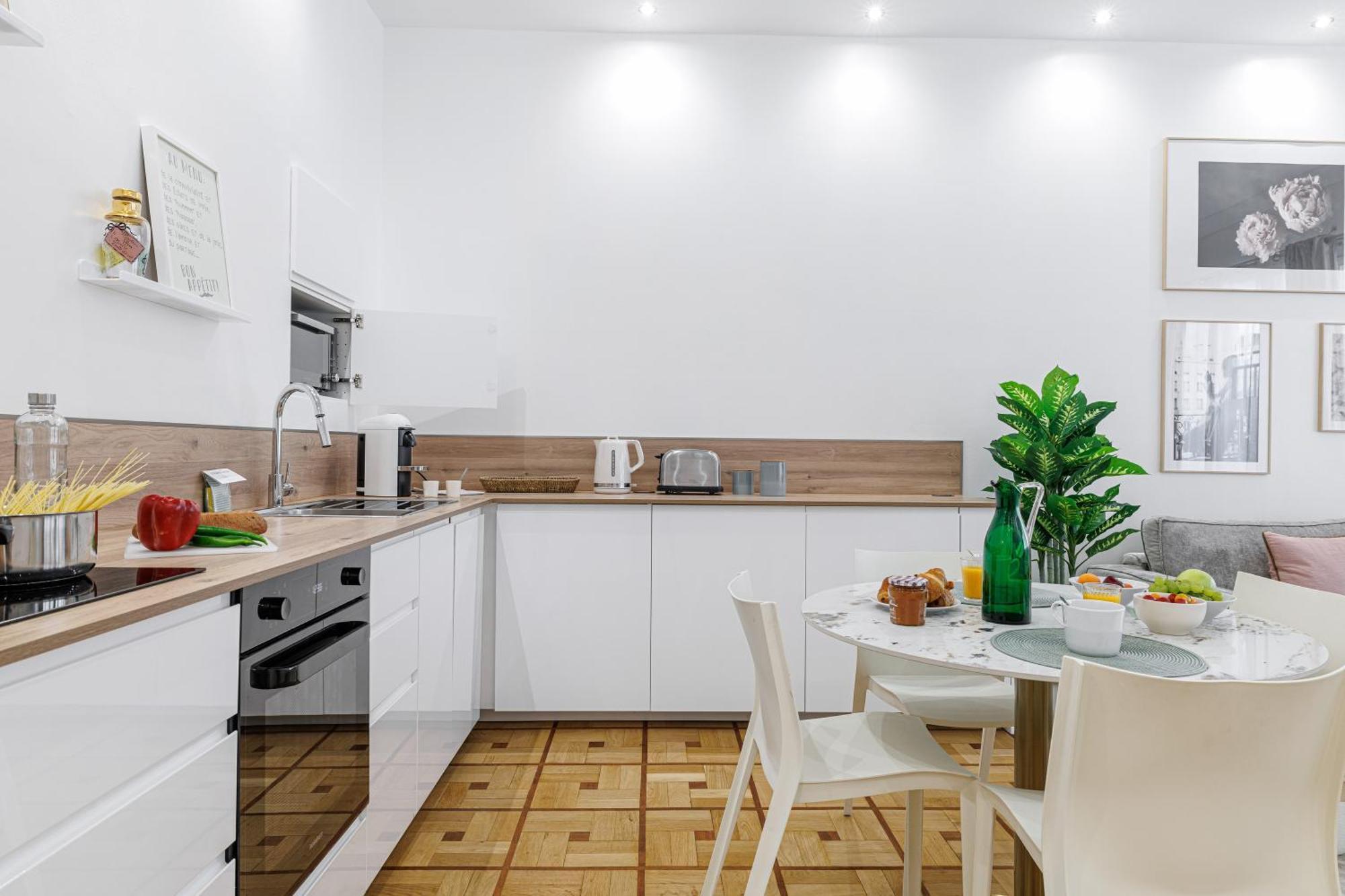 Capitol Close To The - Happy *