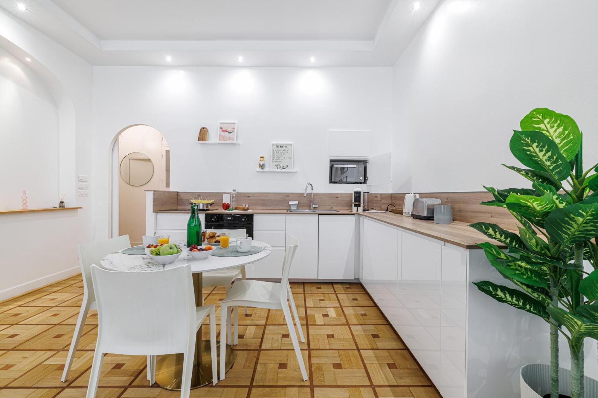 Capitol Close To The - Happy Nice