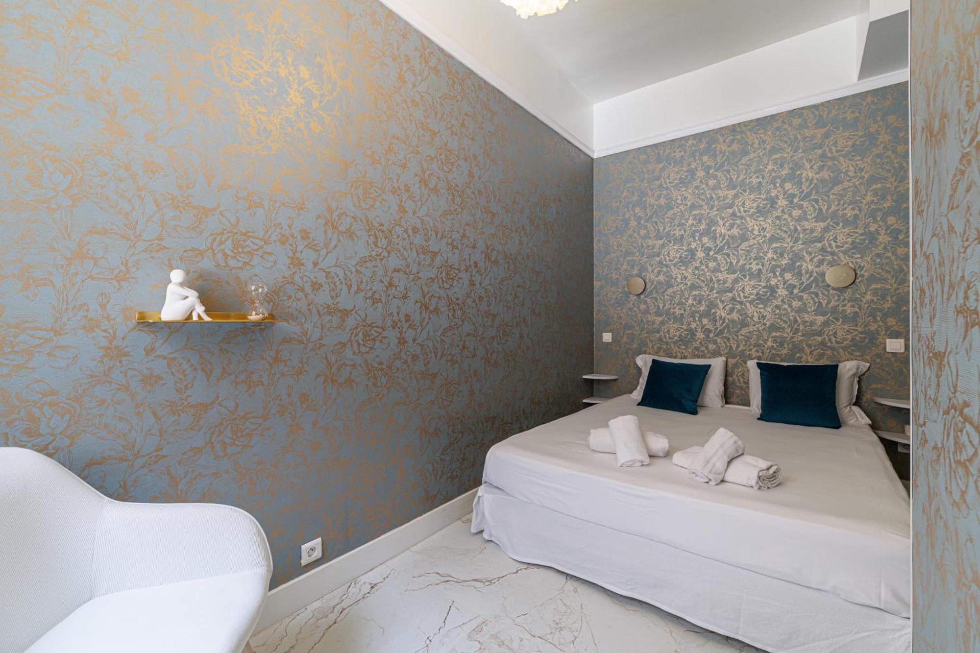 Capitol Close To The - Happy