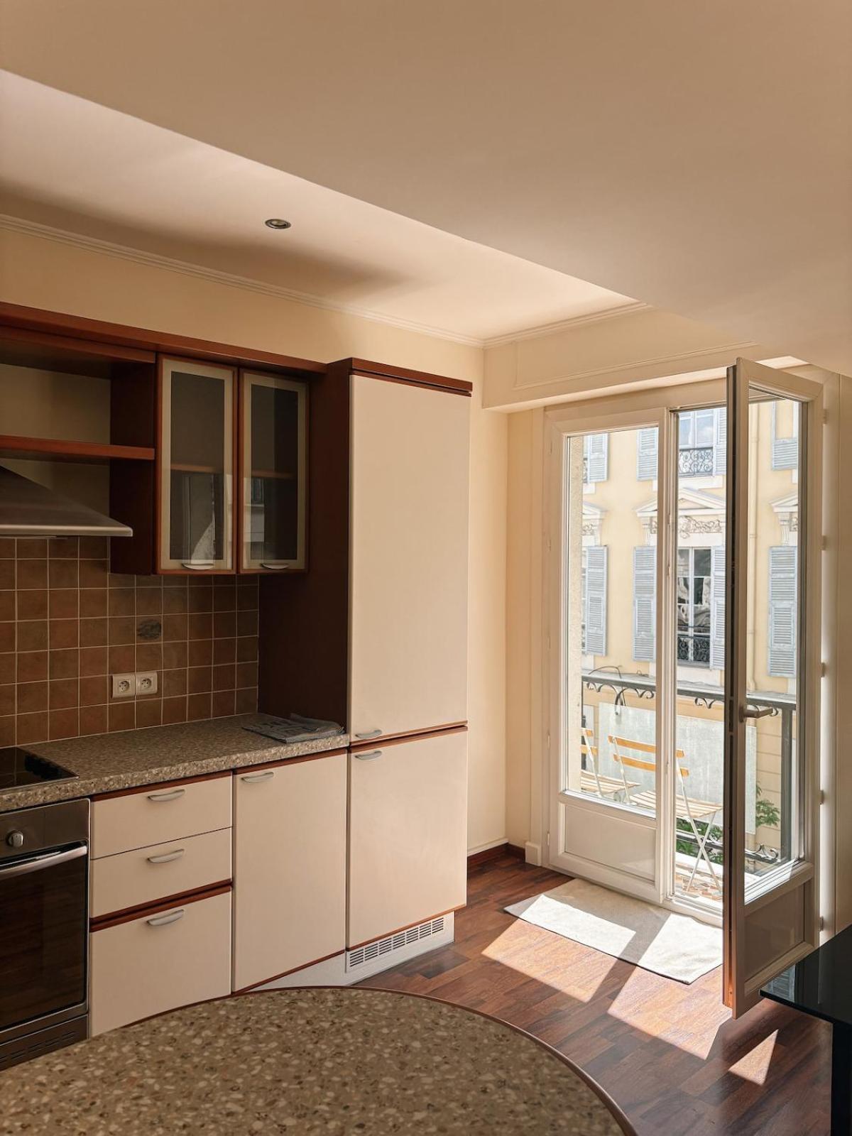 Hyper-centre, Air-conditioned With Balcony Apartment