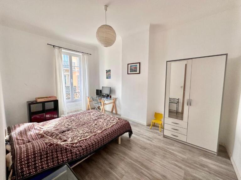 Apartment Large Flat W Balcony Centre *