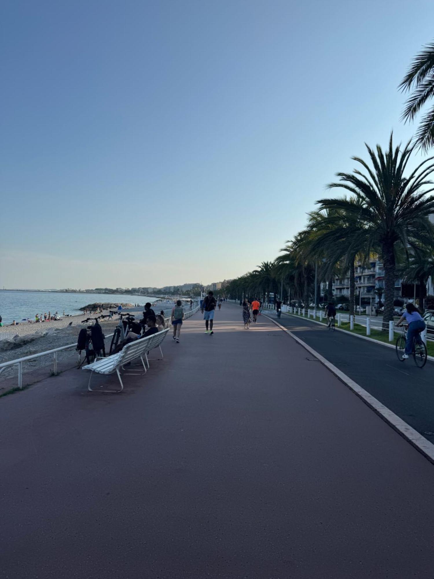 Promenade Des & Apartment