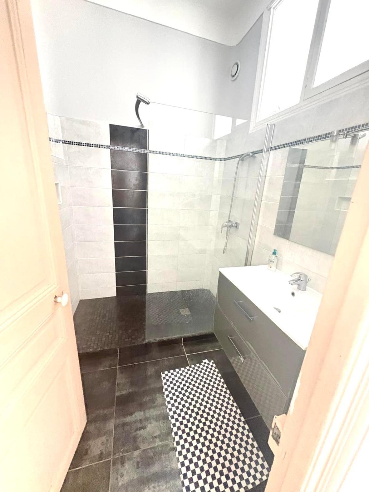 Apartment Large Flat W Balcony Centre Nice