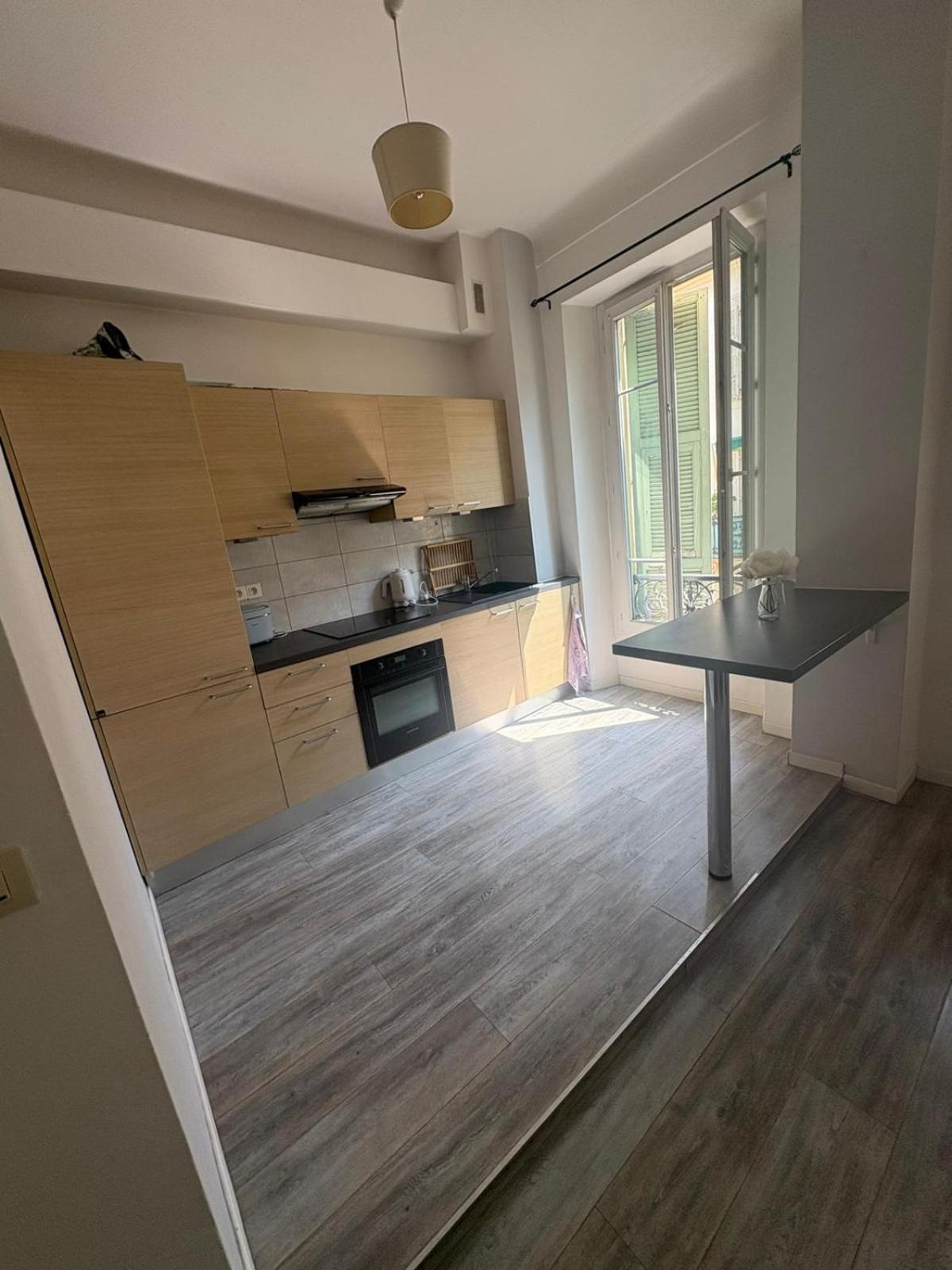Apartment Large Flat W Balcony Centre *