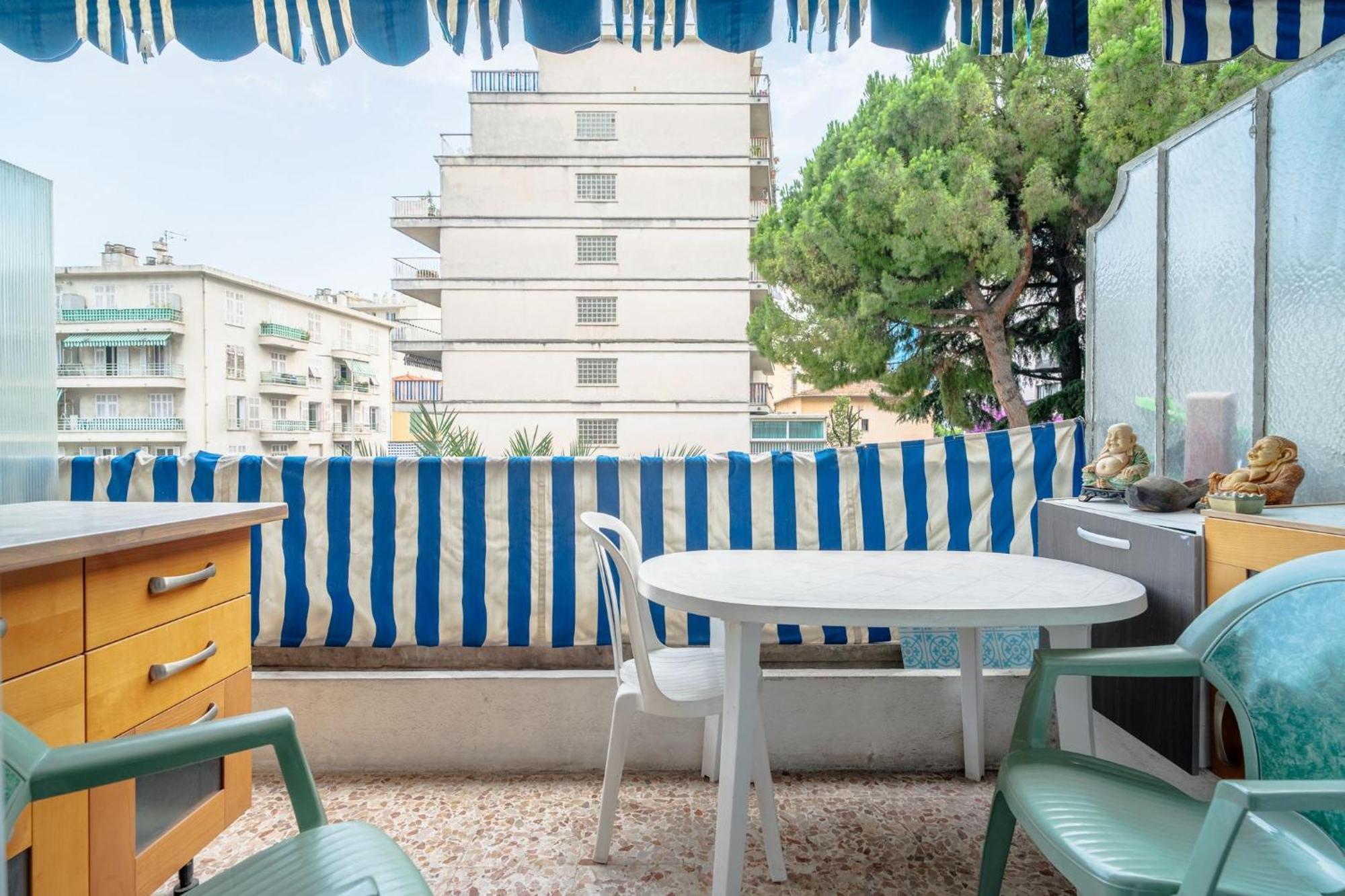 Big 140m2 5min Walk To Sea &promenade 3 Double Rooms,big Living 42m2, 3 Showers,9 Beds, Free Parking * Nice