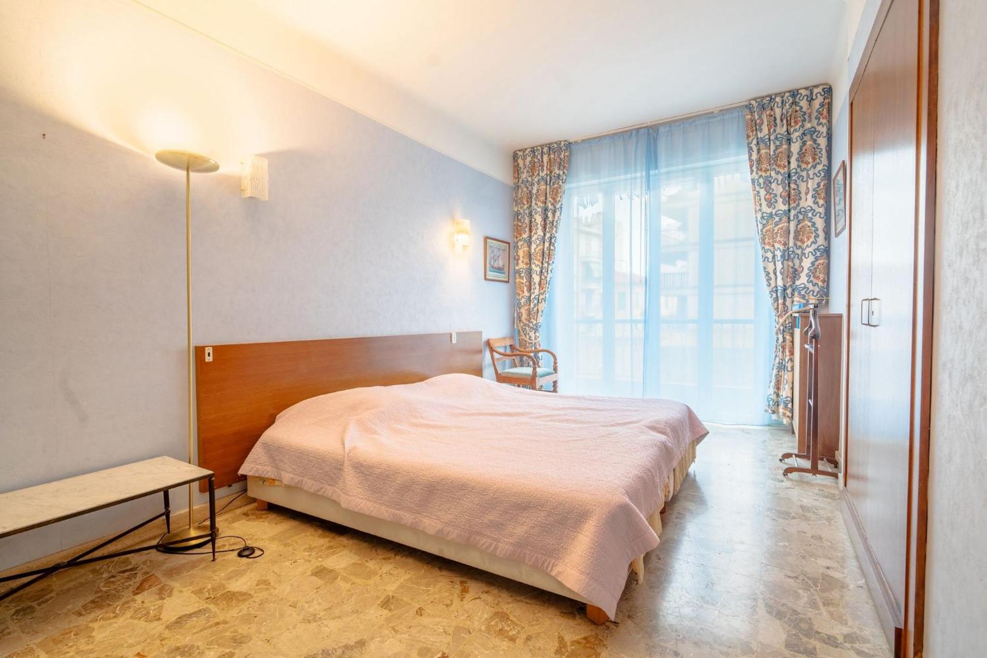 Big 140m2 5min Walk To Sea &promenade 3 Double Rooms,big Living 42m2, 3 Showers,9 Beds, Free Parking Apartment *