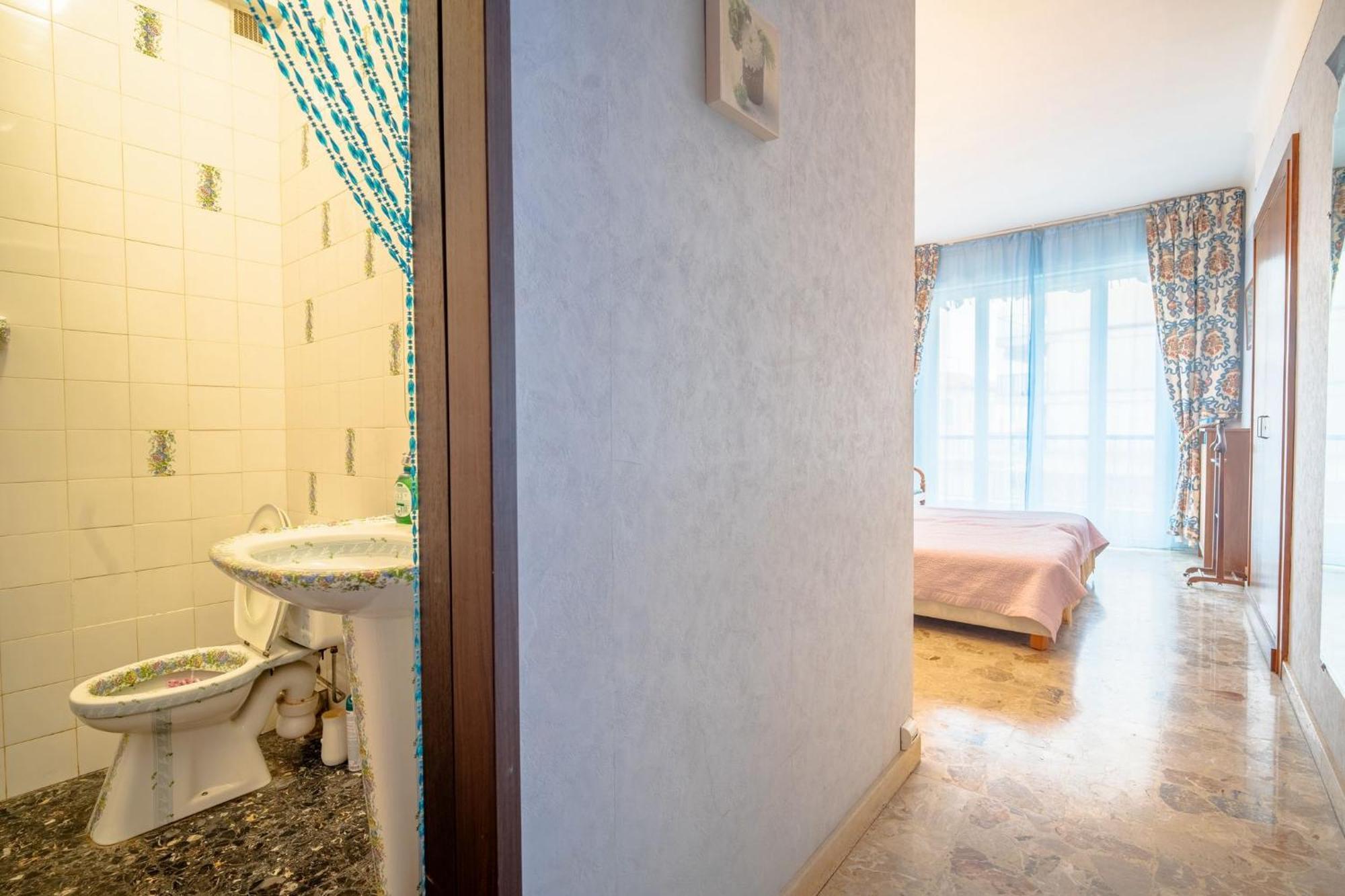 Apartment Big 140m2 5min Walk To Sea &promenade 3 Double Rooms,big Living 42m2, 3 Showers,9 Beds, Free Parking Nice