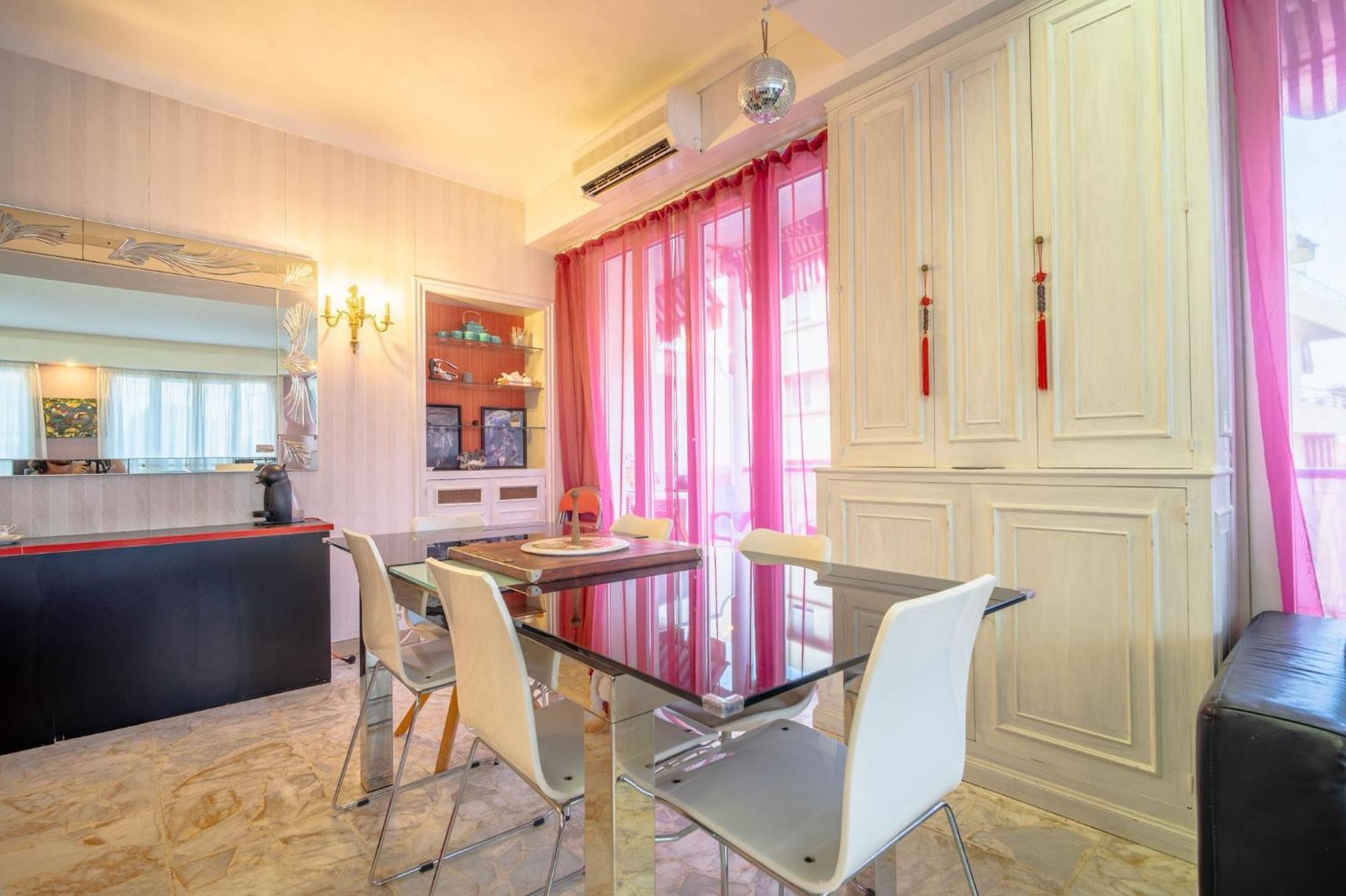 Apartment Big 140m2 5min Walk To Sea &promenade 3 Double Rooms,big Living 42m2, 3 Showers,9 Beds, Free Parking *