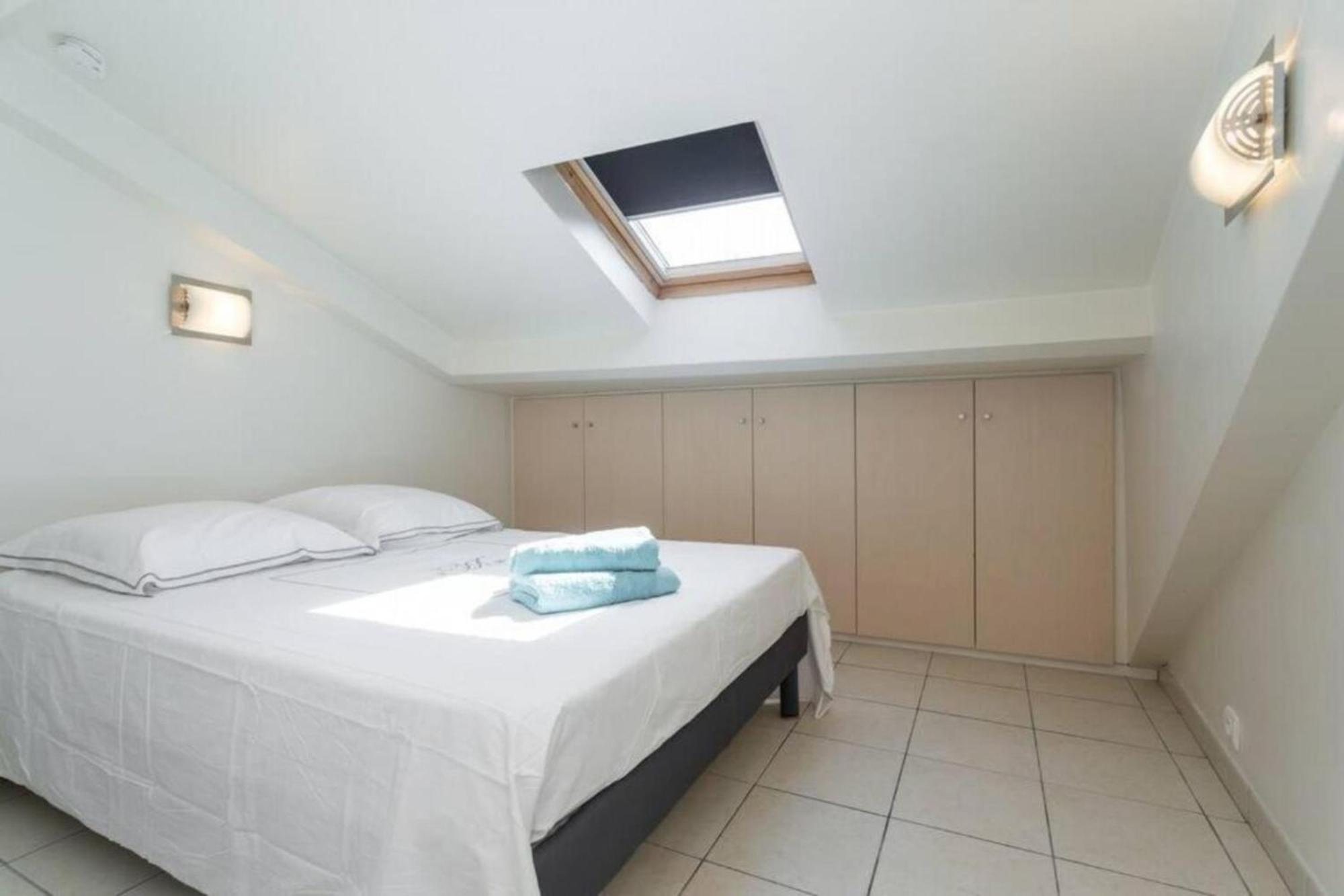 Port 3 - Spacious And Central W Ac On The Port Nice