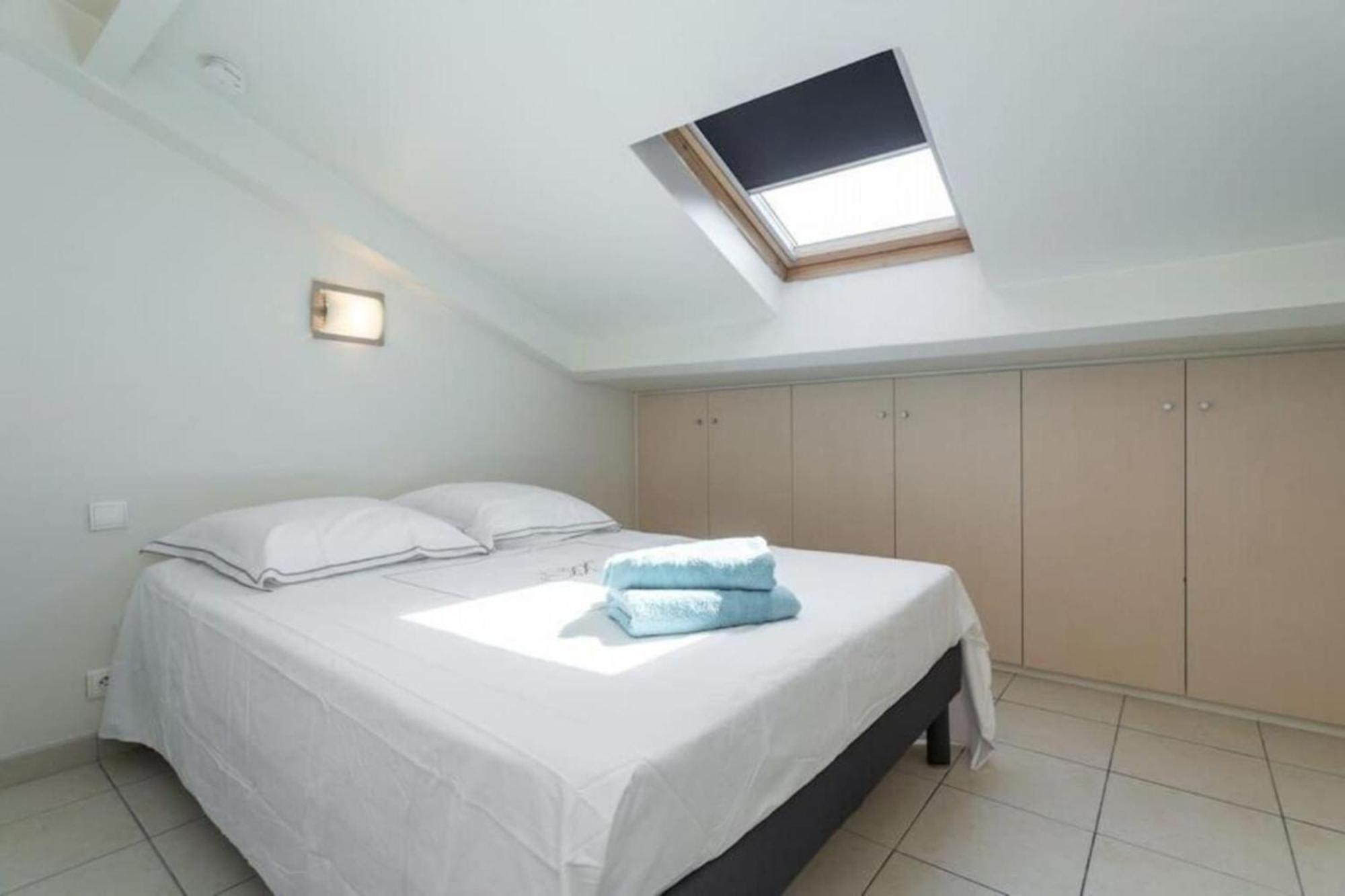 Port 3 - Spacious And Central W Ac On The Port