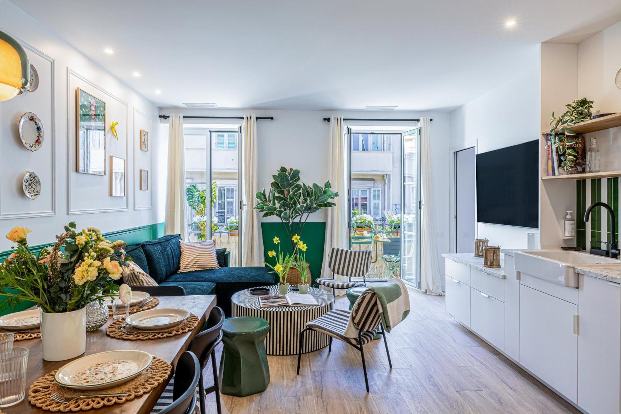 New! Remodeled & Spacious 4 Bedroom - 3 Bath - Heart Of - Ac In - With A Large Elevator