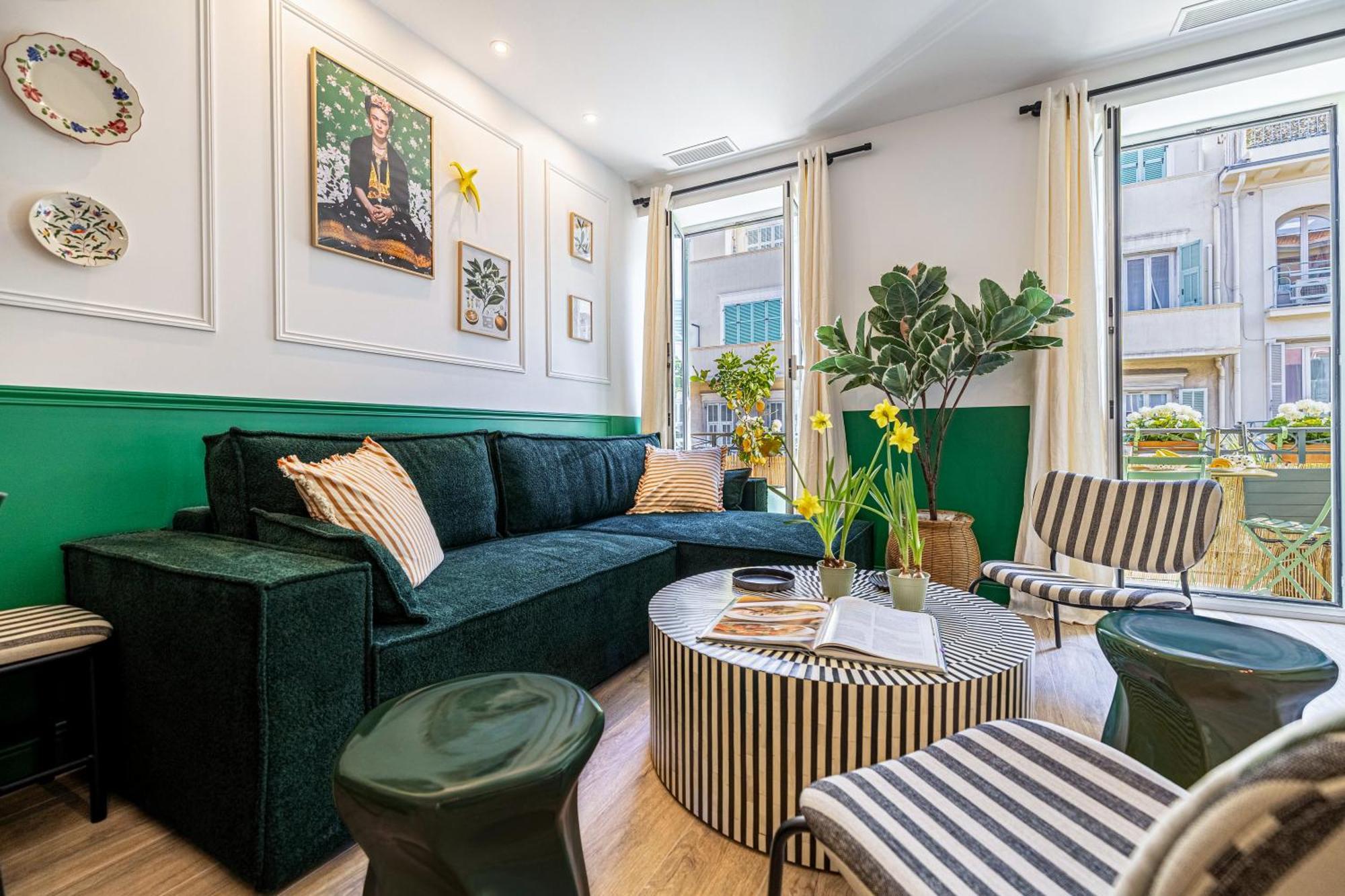 Apartment New! Remodeled & Spacious 4 Bedroom - 3 Bath - Heart Of - Ac In - With A Large Elevator