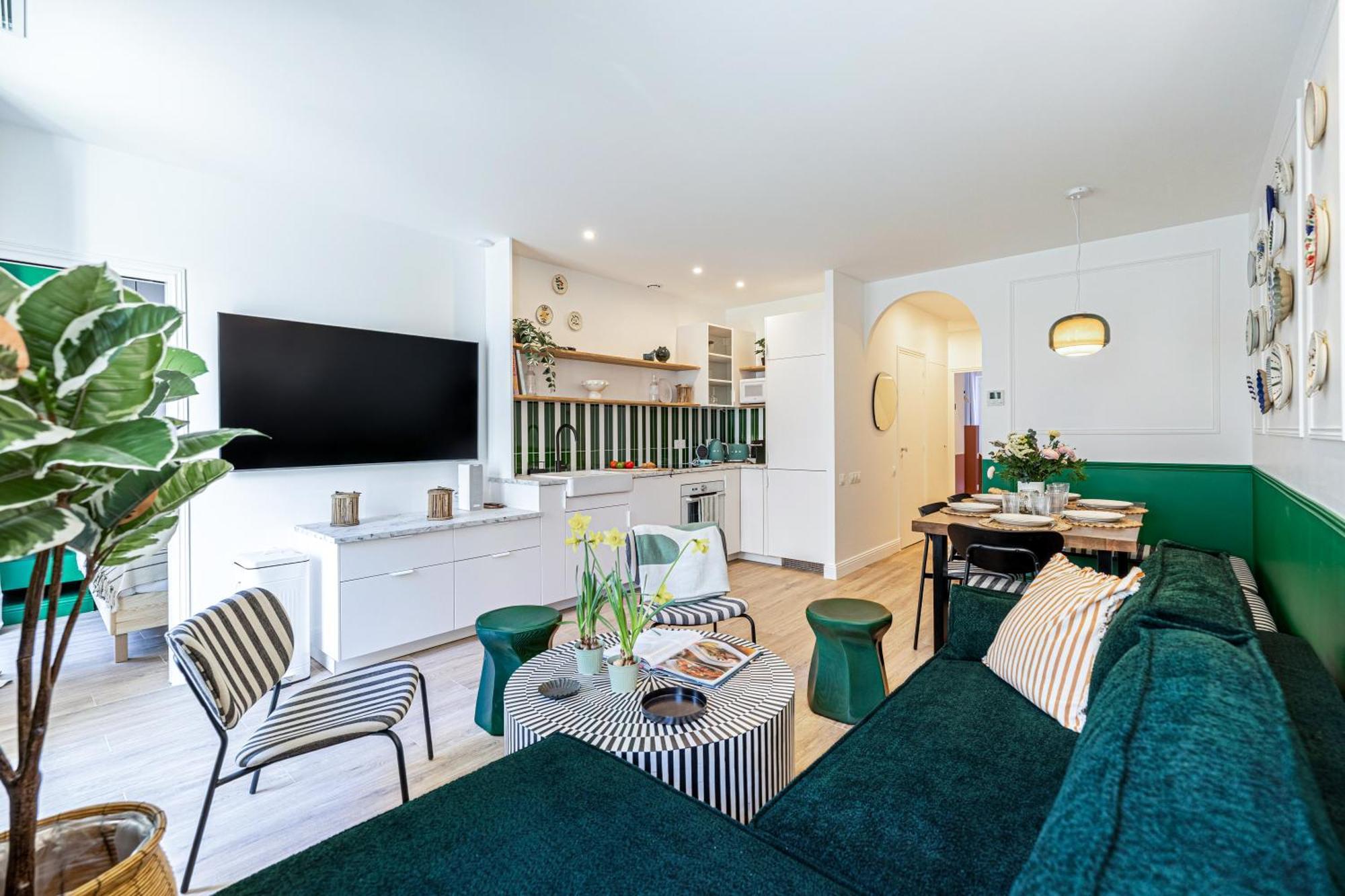 Apartment New! Remodeled & Spacious 4 Bedroom - 3 Bath - Heart Of - Ac In - With A Large Elevator *