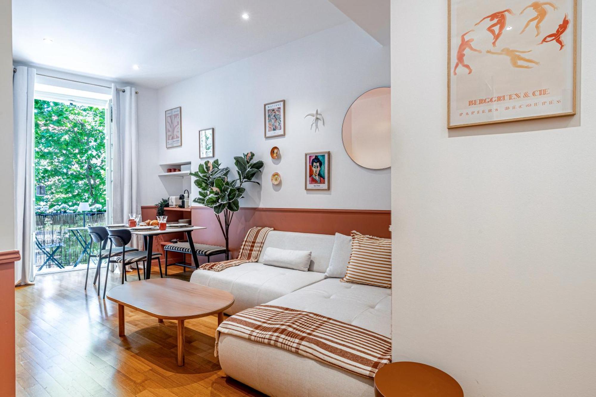 Apartment New! Remodeled In The Heart Of Nice, 3 Min, 2br, Ac, Elevator, Amazing Little Terrace, Location! *