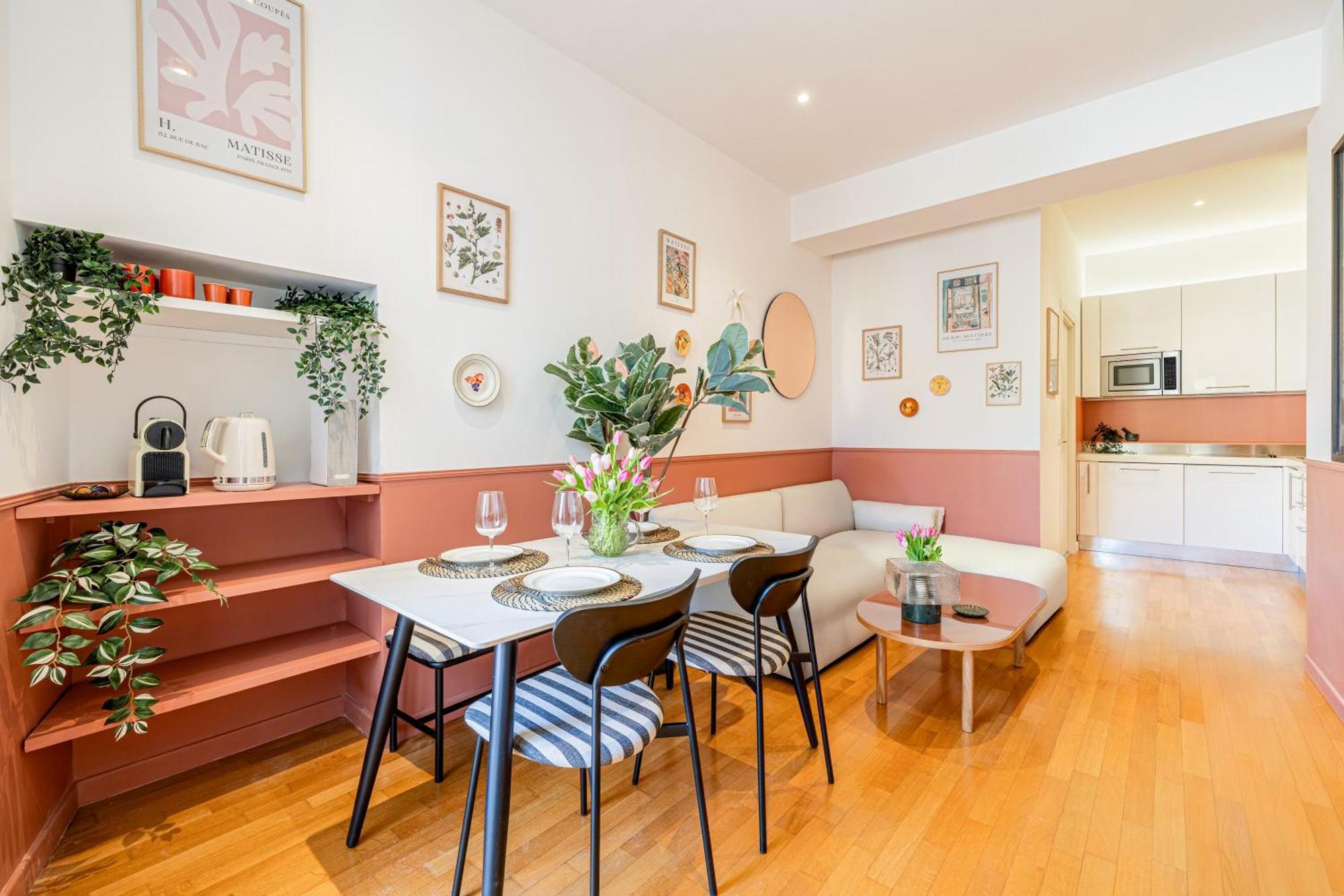New! Remodeled In The Heart Of Nice, 3 Min, 2br, Ac, Elevator, Amazing Little Terrace, Location! *