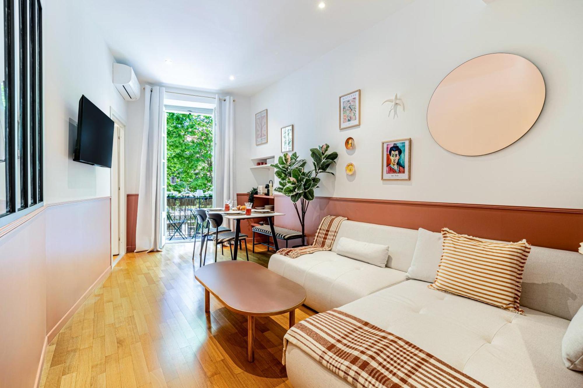 New! Remodeled In The Heart Of Nice, 3 Min, 2br, Ac, Elevator, Amazing Little Terrace, Location! * Nice
