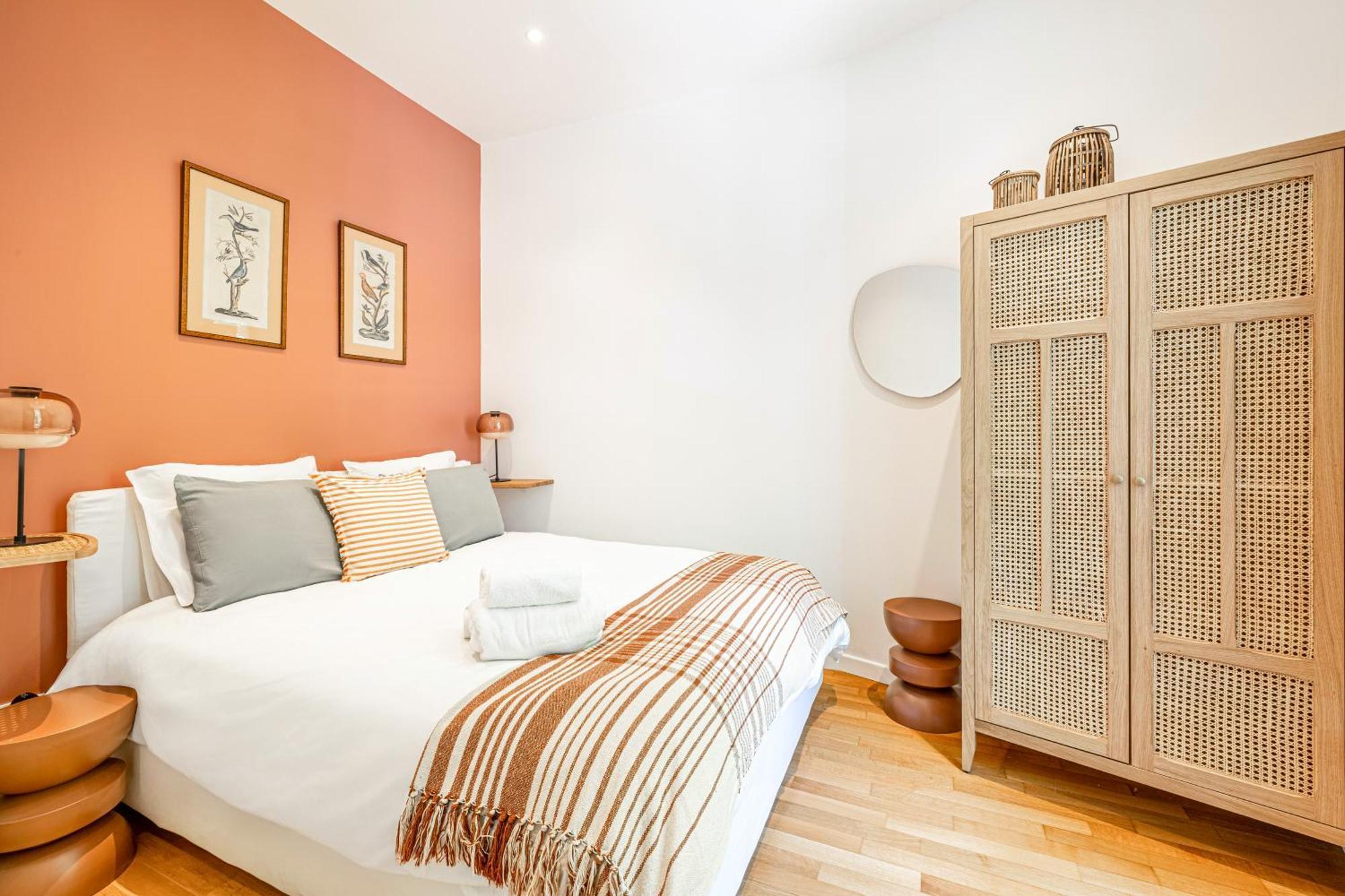 New! Remodeled In The Heart Of Nice, 3 Min, 2br, Ac, Elevator, Amazing Little Terrace, Location! Apartment *