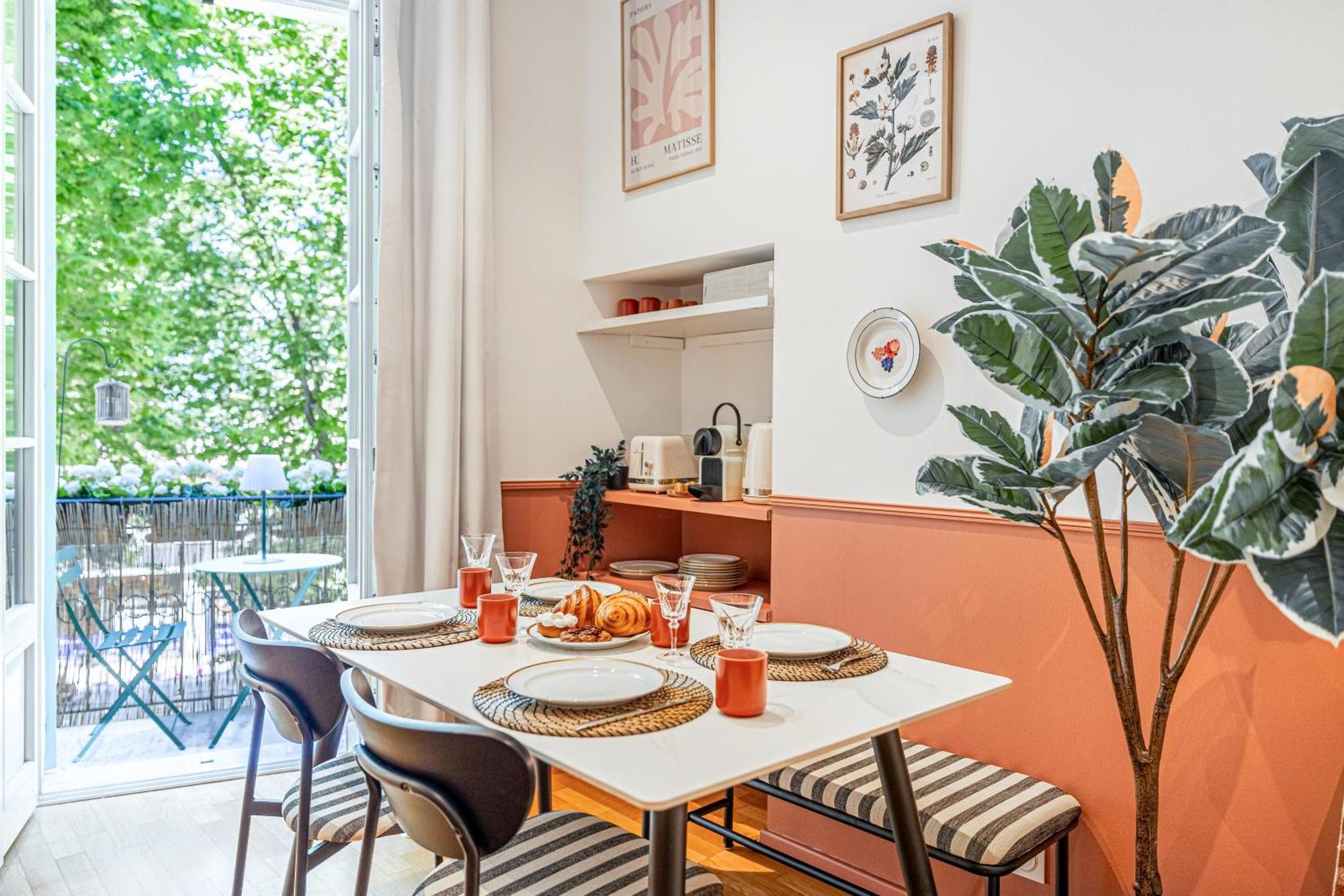 New! Remodeled In The Heart Of Nice, 3 Min, 2br, Ac, Elevator, Amazing Little Terrace, Location! Apartment