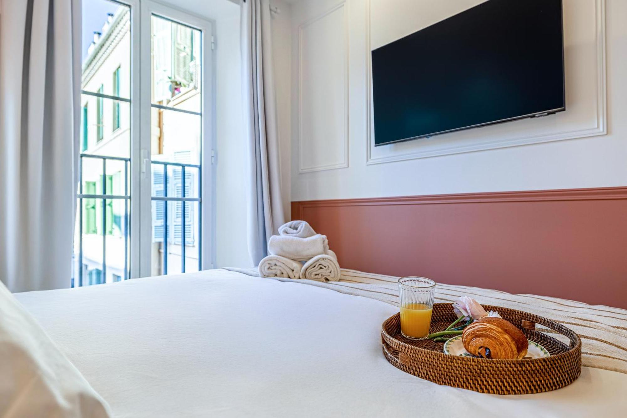 Apartment New! Remodeled & Spacious 4 Bedroom - 3 Bath - Heart Of - Ac In - With A Large Elevator Nice