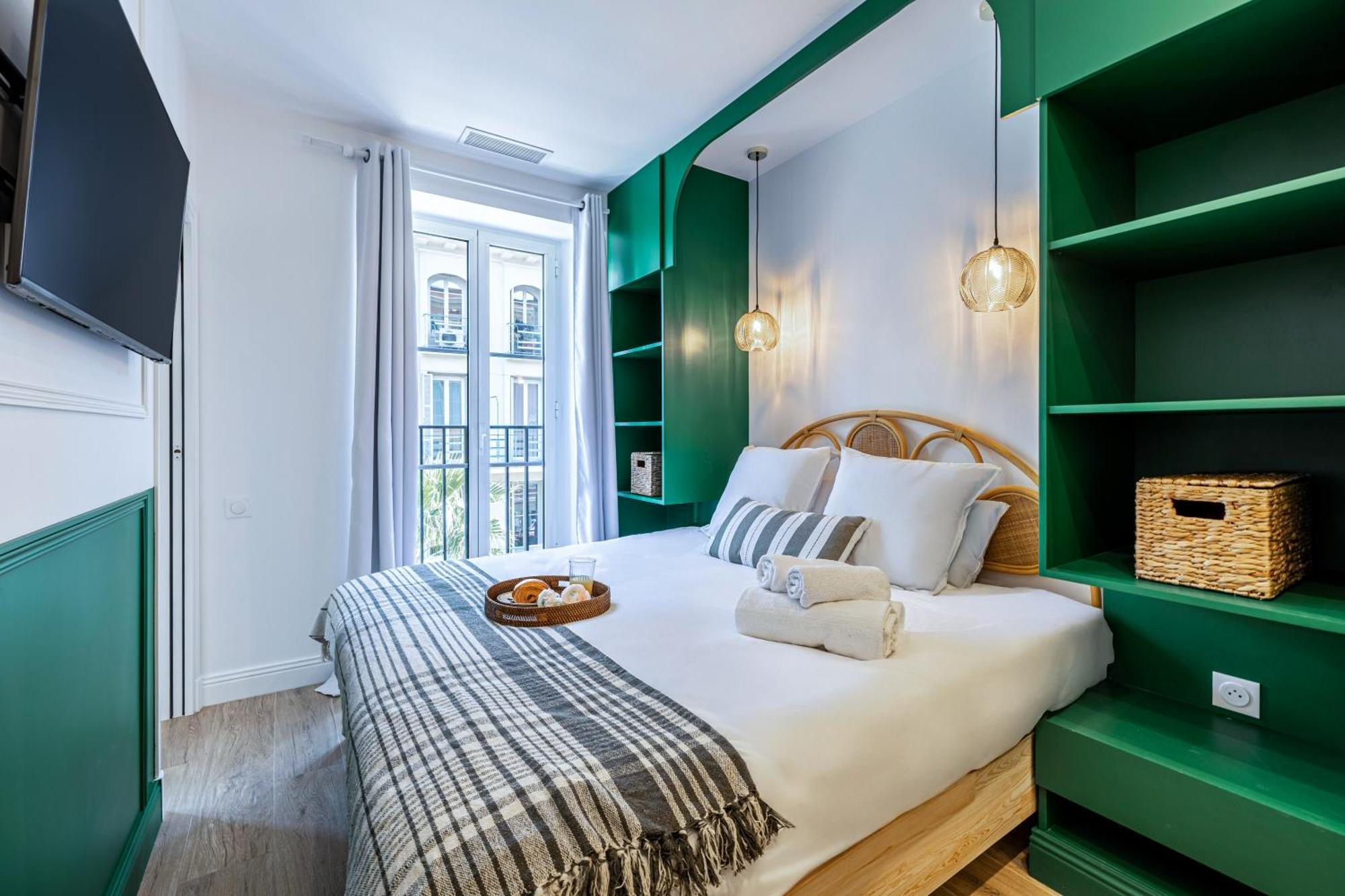 New! Remodeled & Spacious 4 Bedroom - 3 Bath - Heart Of - Ac In - With A Large Elevator *