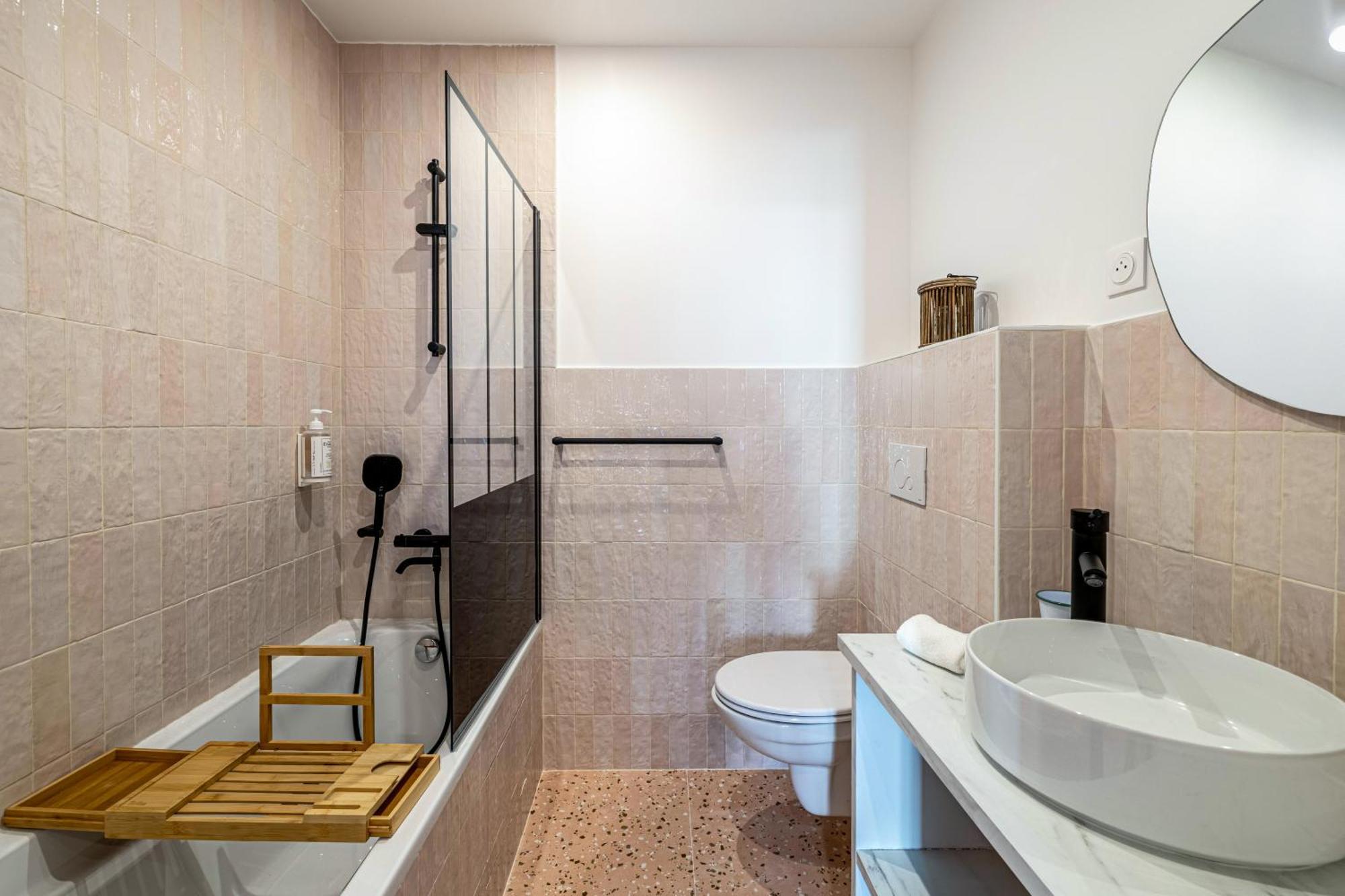 New! Remodeled & Spacious 4 Bedroom - 3 Bath - Heart Of - Ac In - With A Large Elevator