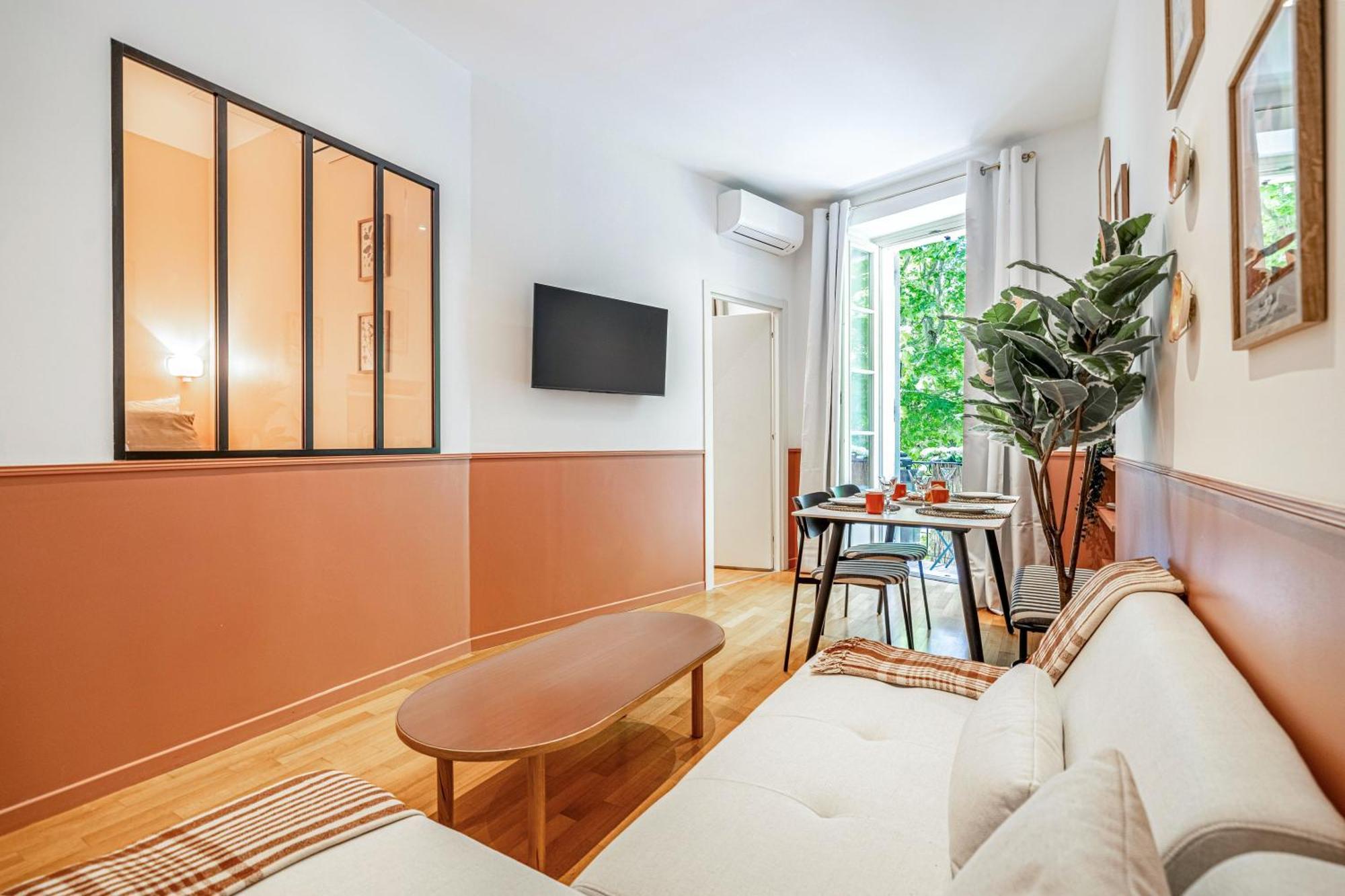 New! Remodeled In The Heart Of Nice, 3 Min, 2br, Ac, Elevator, Amazing Little Terrace, Location! *