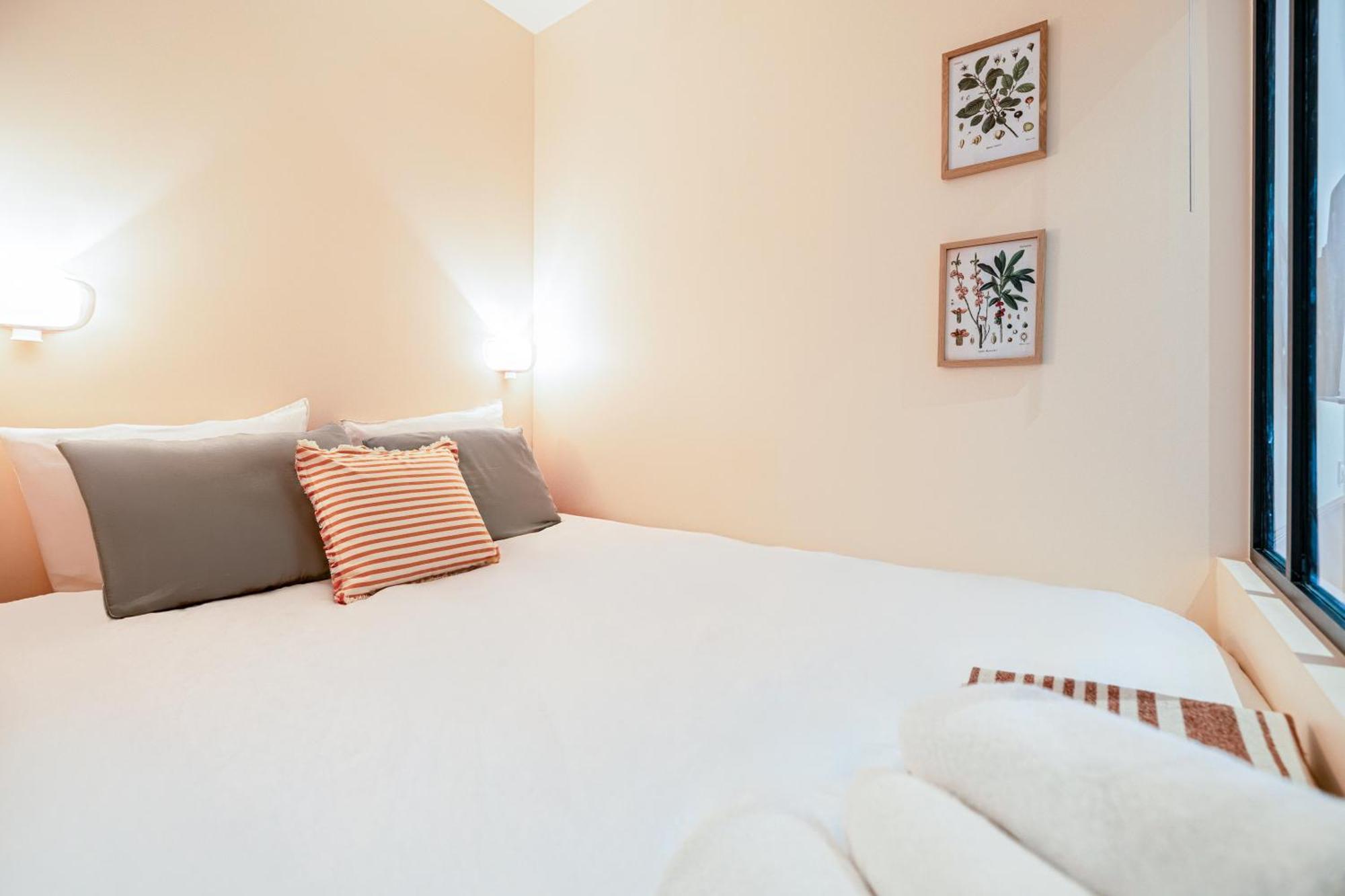 New! Remodeled In The Heart Of Nice, 3 Min, 2br, Ac, Elevator, Amazing Little Terrace, Location! *