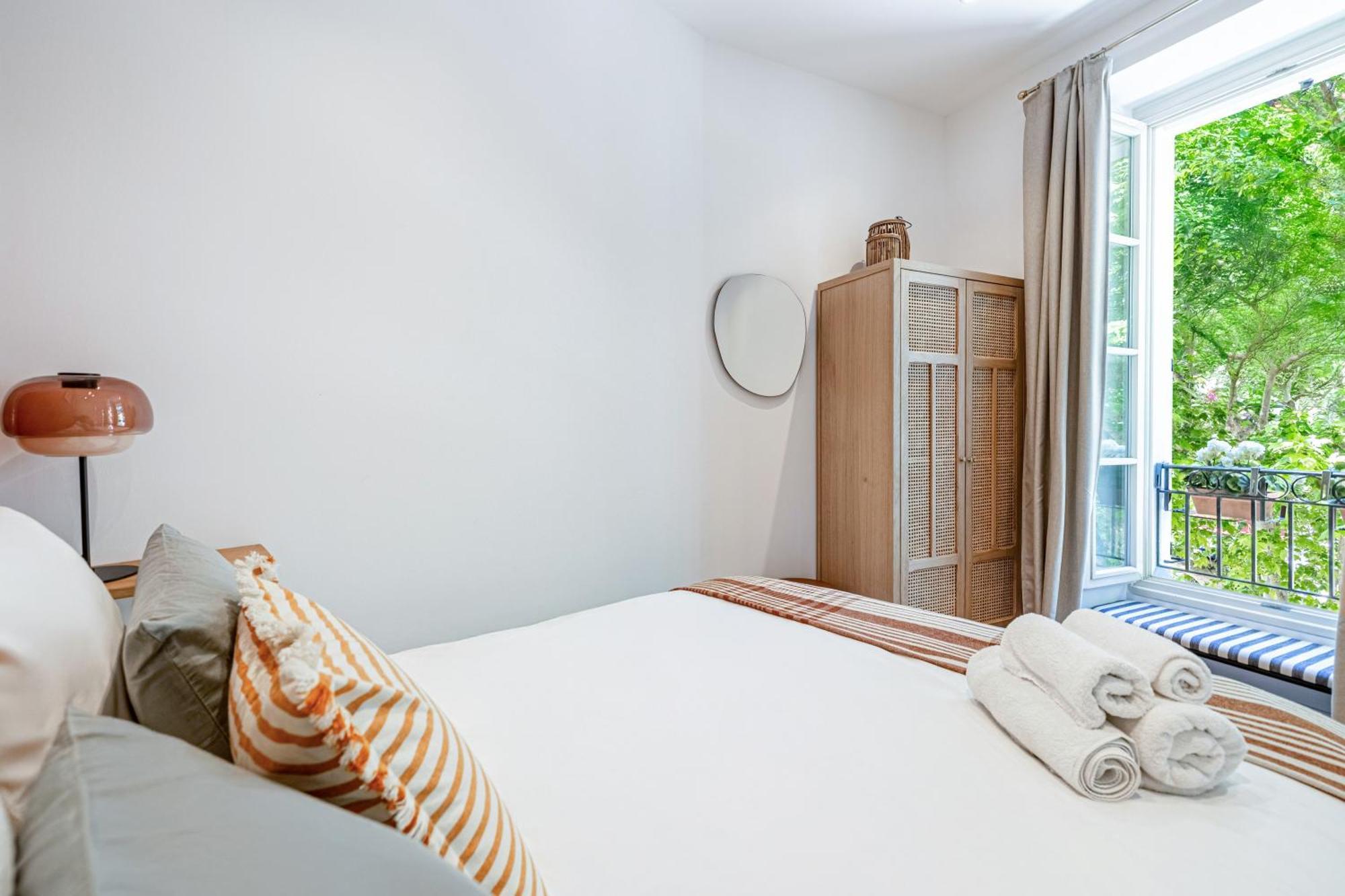 New! Remodeled In The Heart Of Nice, 3 Min, 2br, Ac, Elevator, Amazing Little Terrace, Location! Nice