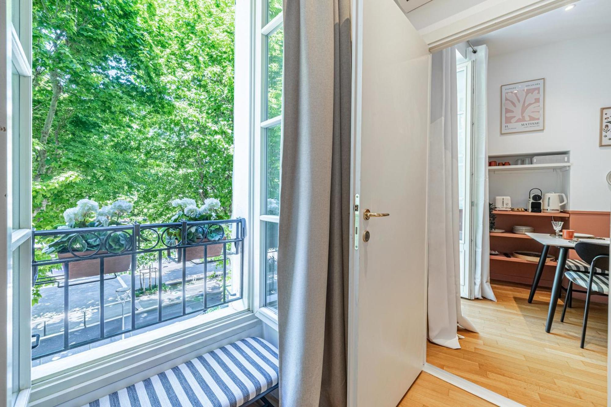 Apartment New! Remodeled In The Heart Of Nice, 3 Min, 2br, Ac, Elevator, Amazing Little Terrace, Location!