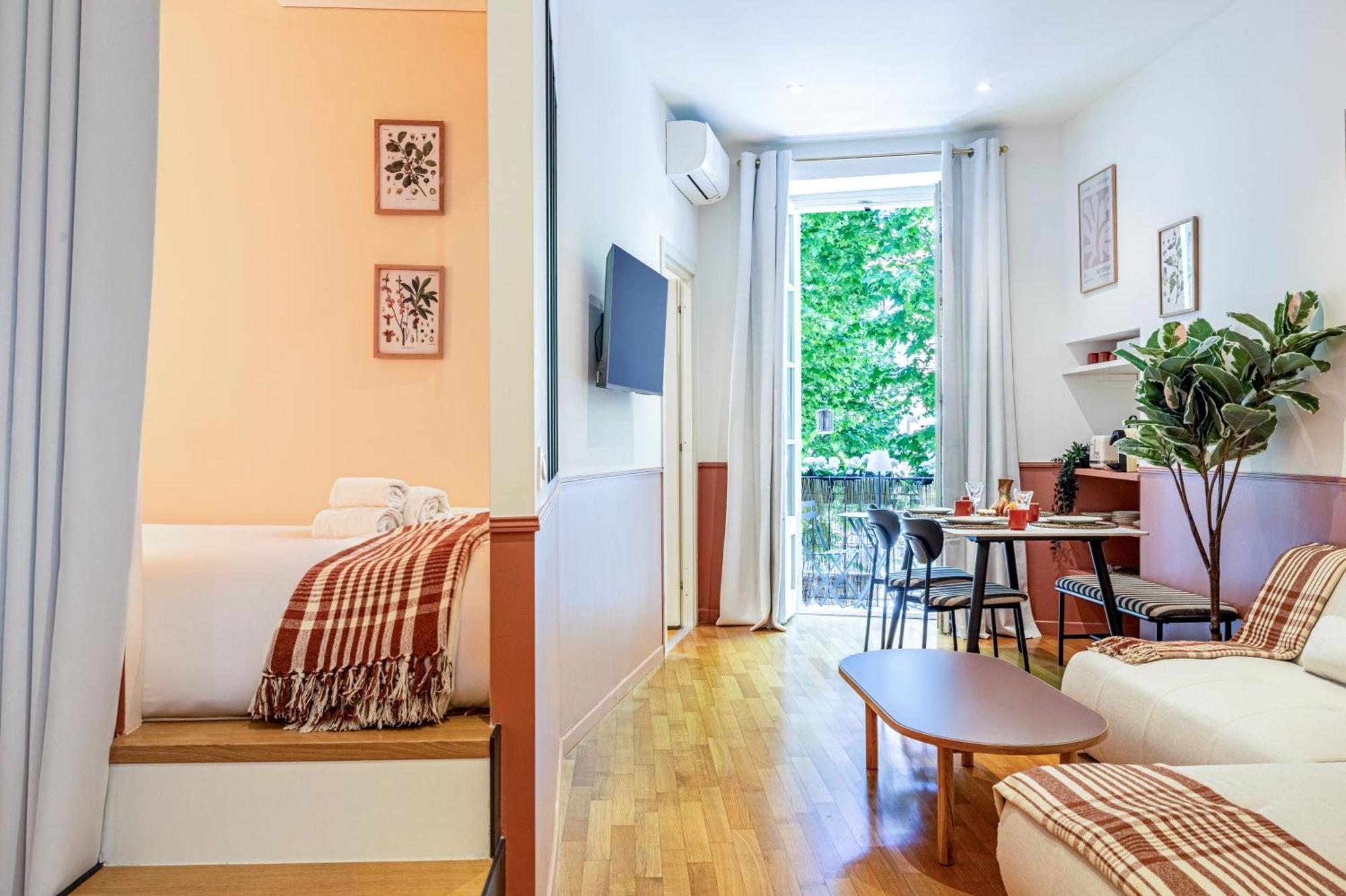 New! Remodeled In The Heart Of Nice, 3 Min, 2br, Ac, Elevator, Amazing Little Terrace, Location! Apartment Nice