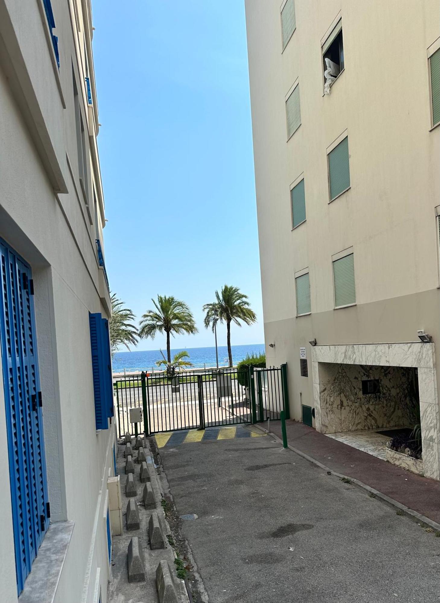 Promenade Des & *