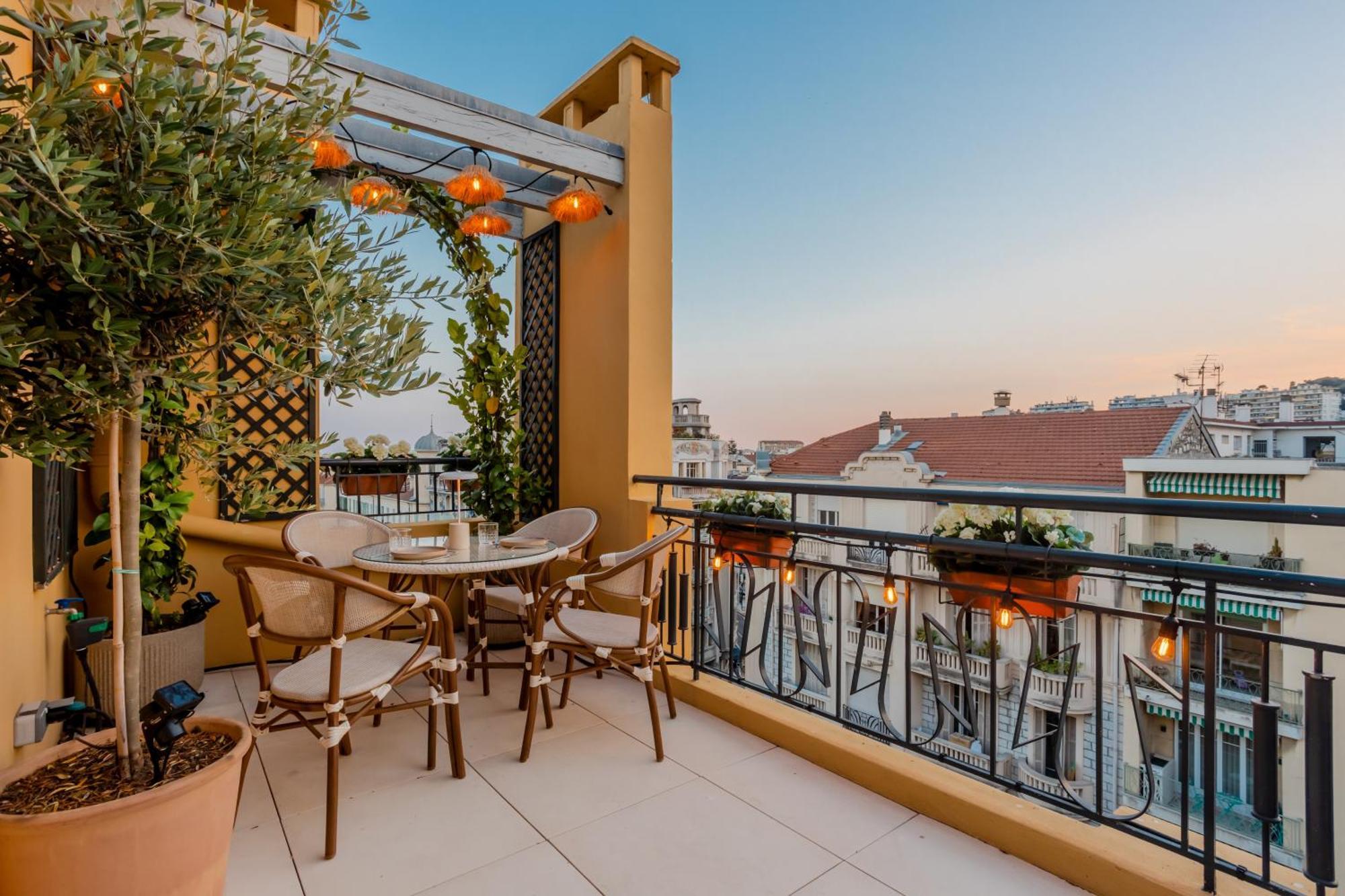 Luxurious Penthouse, 2 Bedroom Suites, 3 Spacious Terraces, Gorgeous Views Of Mountains And Sea,