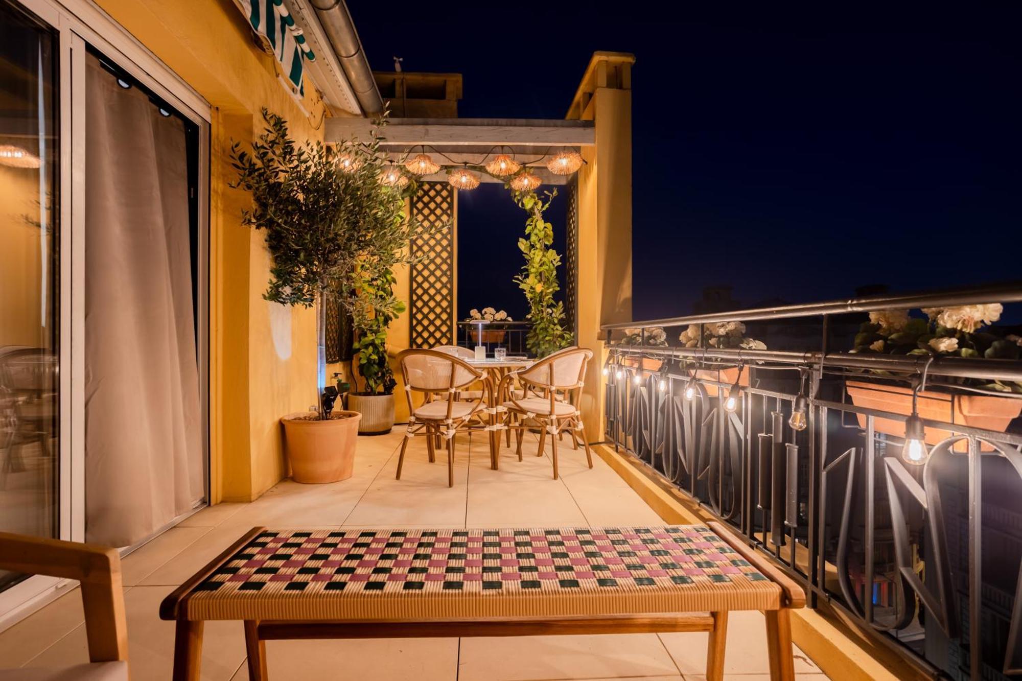 Luxurious Penthouse, 2 Bedroom Suites, 3 Spacious Terraces, Gorgeous Views Of Mountains And Sea, * Nice