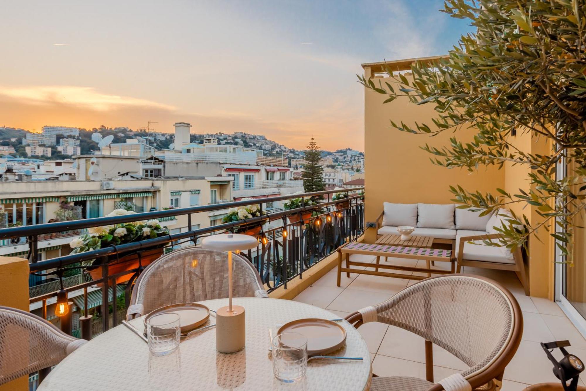 Luxurious Penthouse, 2 Bedroom Suites, 3 Spacious Terraces, Gorgeous Views Of Mountains And Sea,