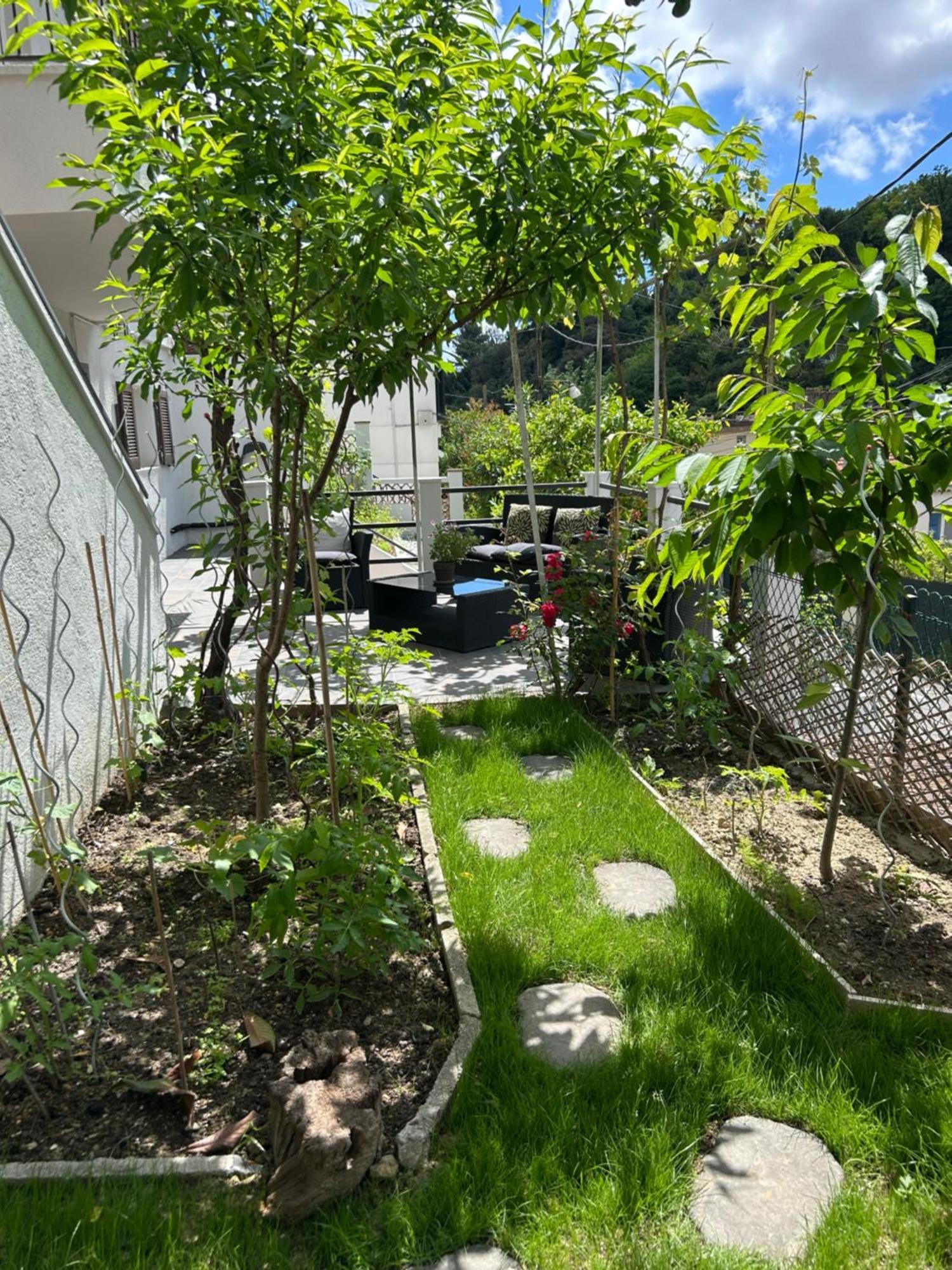 Climatise Avec Terrasse Ombragee Dans Maison Au Calme Et Dans La Verdure