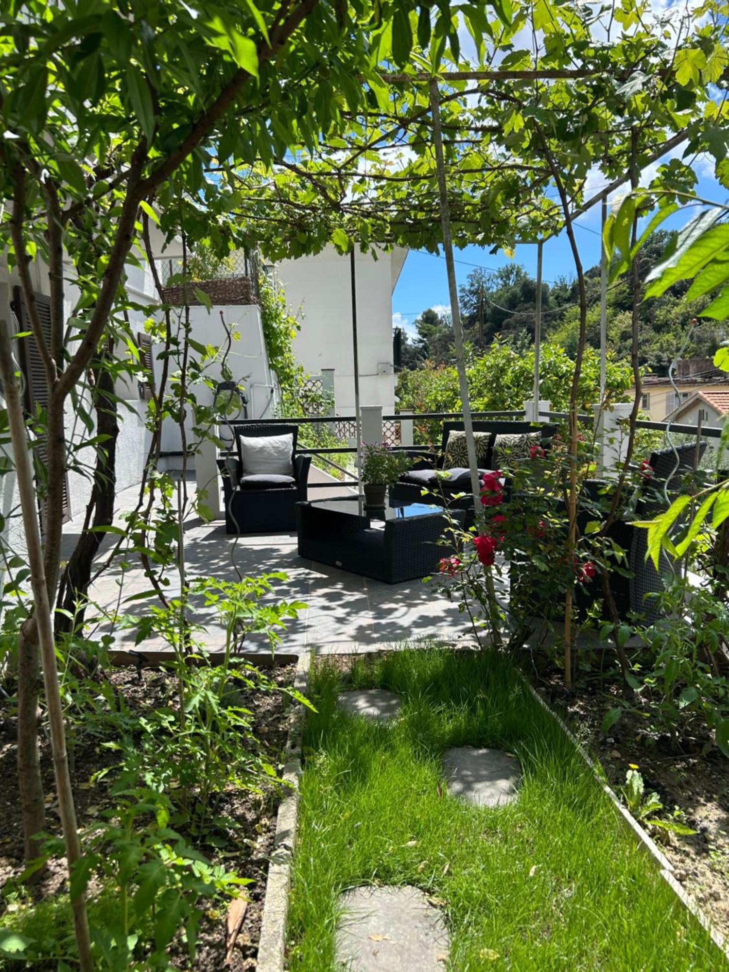Apartment Climatise Avec Terrasse Ombragee Dans Maison Au Calme Et Dans La Verdure Nice