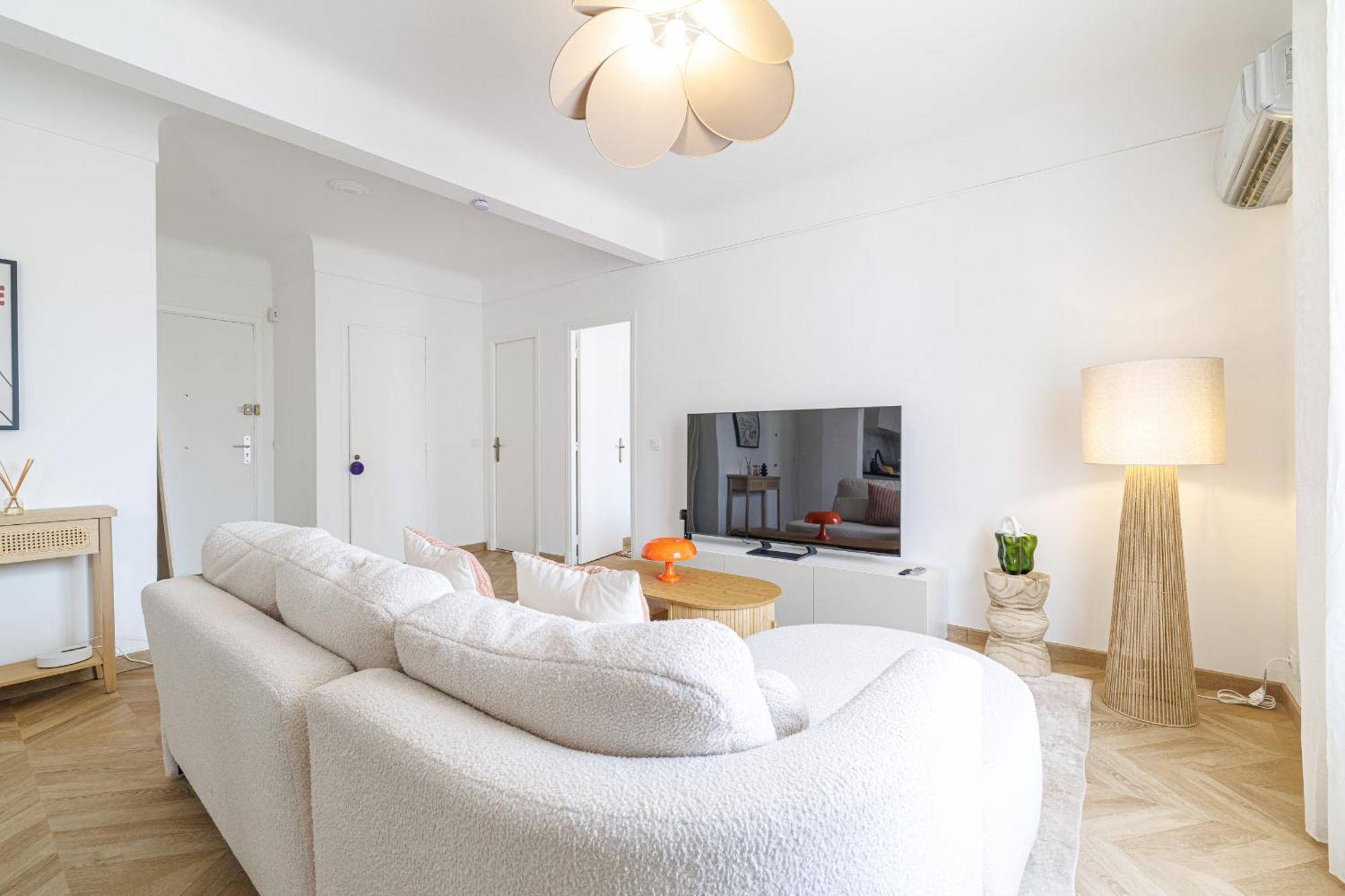 Wide & Cozy 1 Bdr Downtown Nice