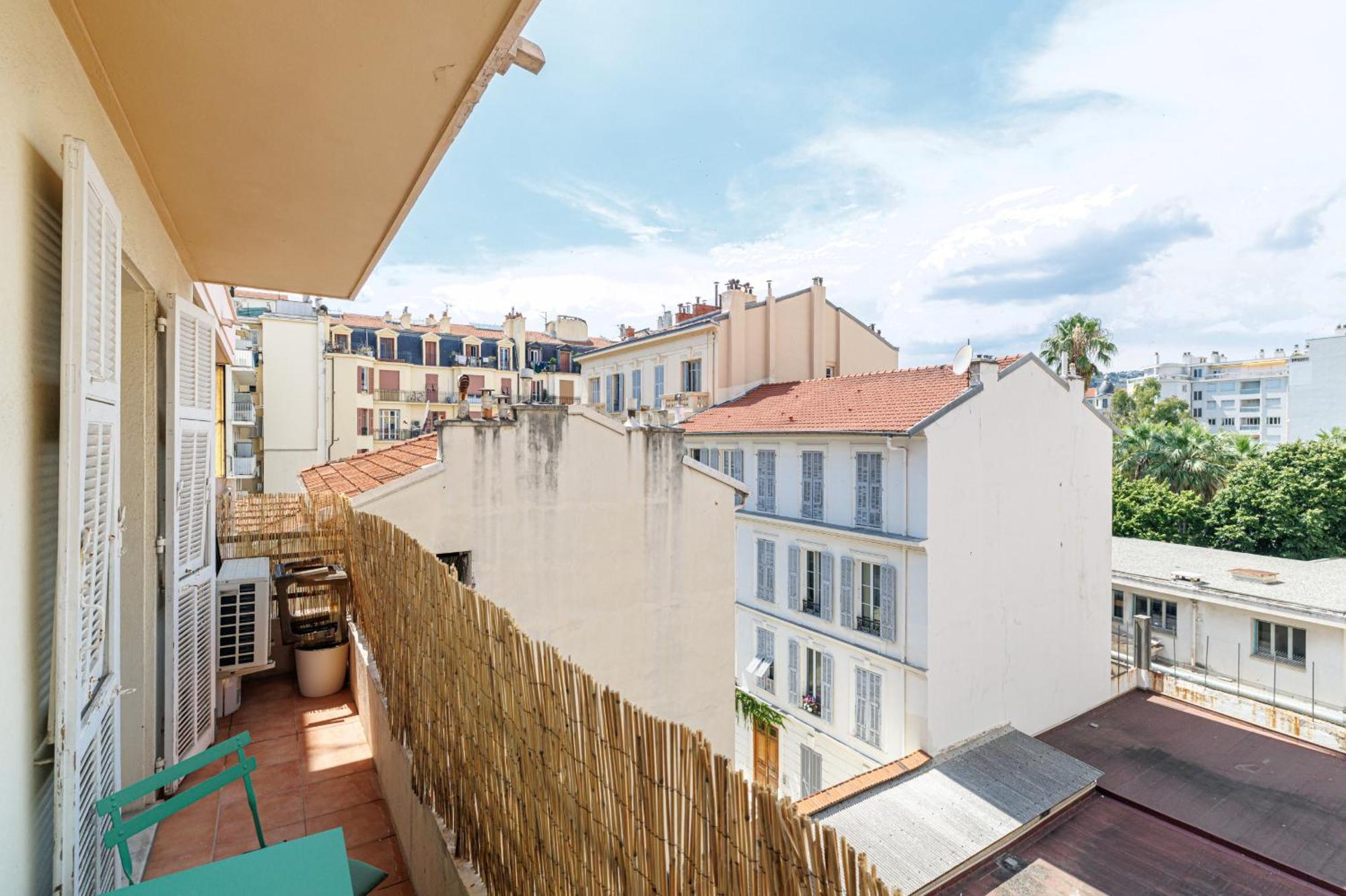 Wide & Cozy 1 Bdr Downtown Nice