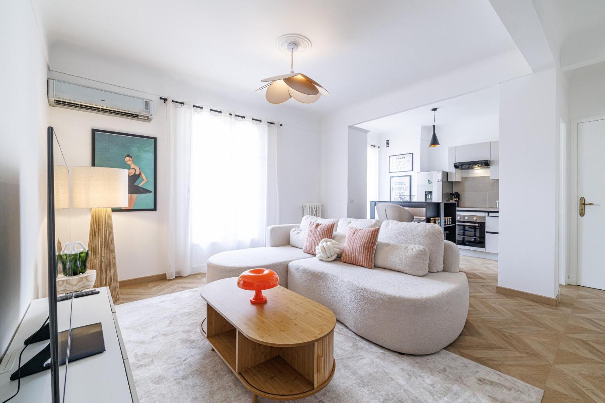 Wide & Cozy 1 Bdr Downtown *