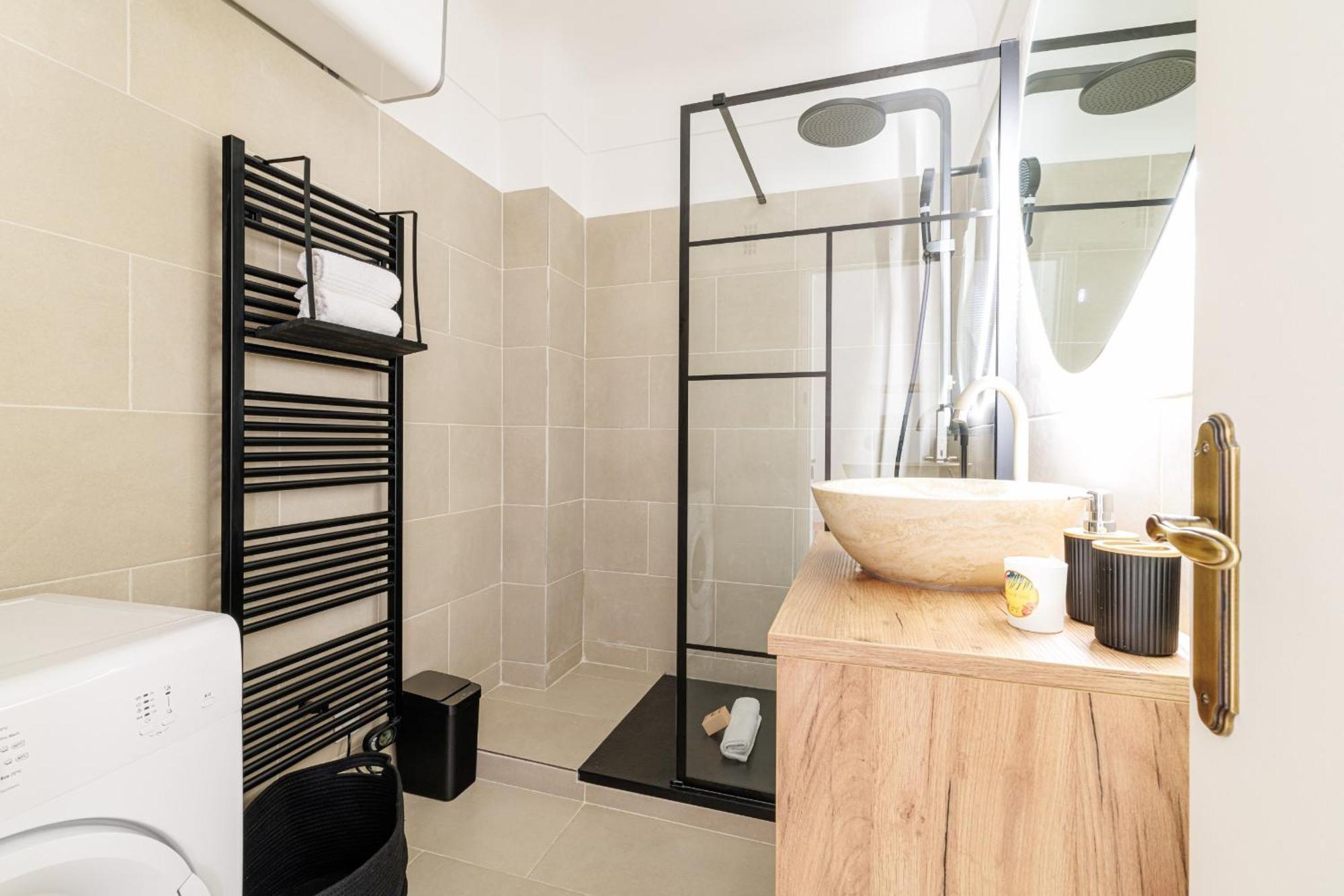 Wide & Cozy 1 Bdr Downtown