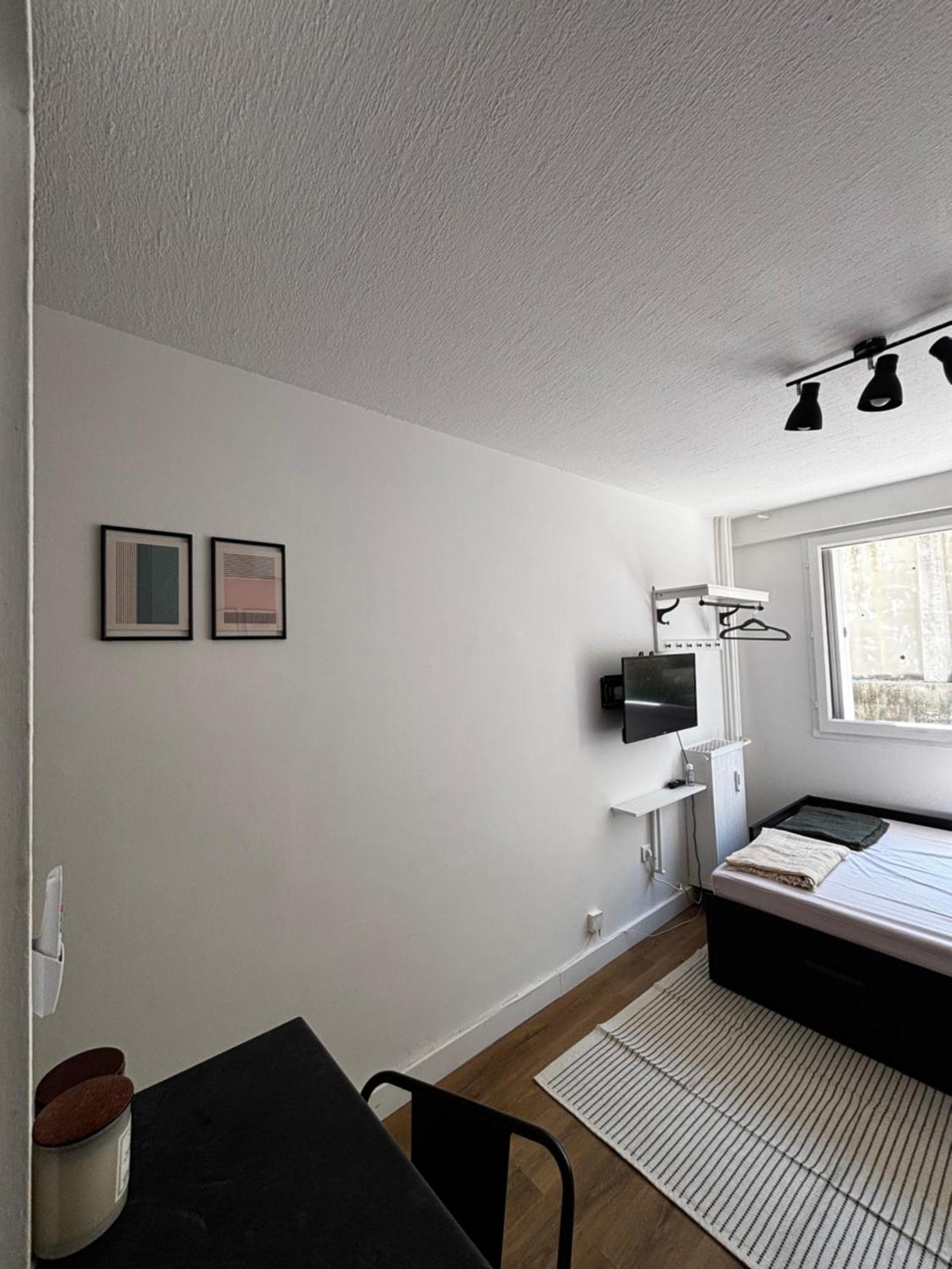 For 2 Adults With Air-conditioning * Nice