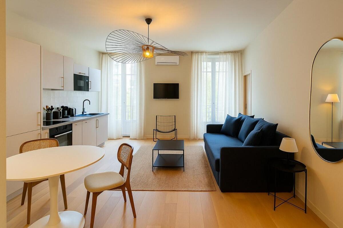 Central- Walk To Massena & *