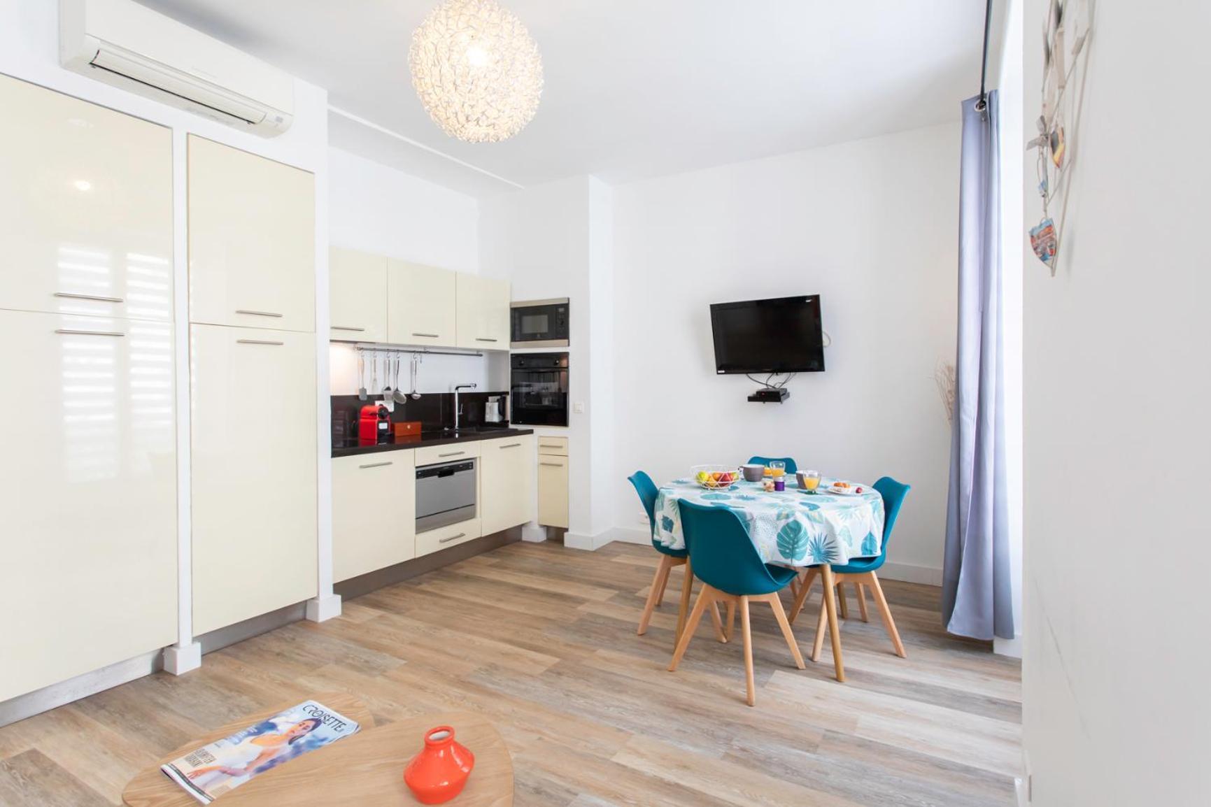 #28 1 Bdr Flat Ac Balcony Hper 10mins To & Old Town Apartment *