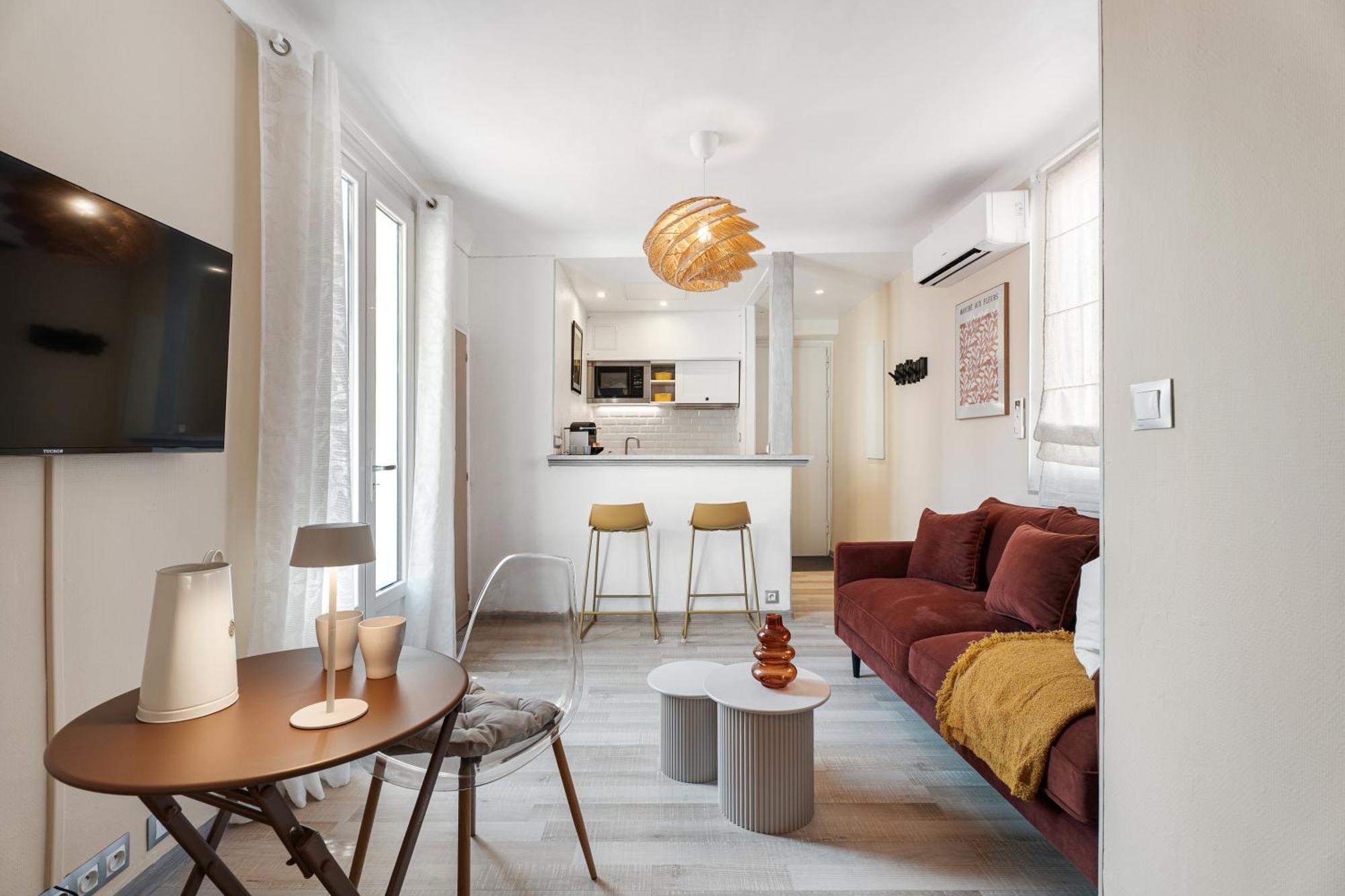 Renting - 35b Massena - Chic Cosy Calm Balcony Massena Pedestrian Heart Apartment *