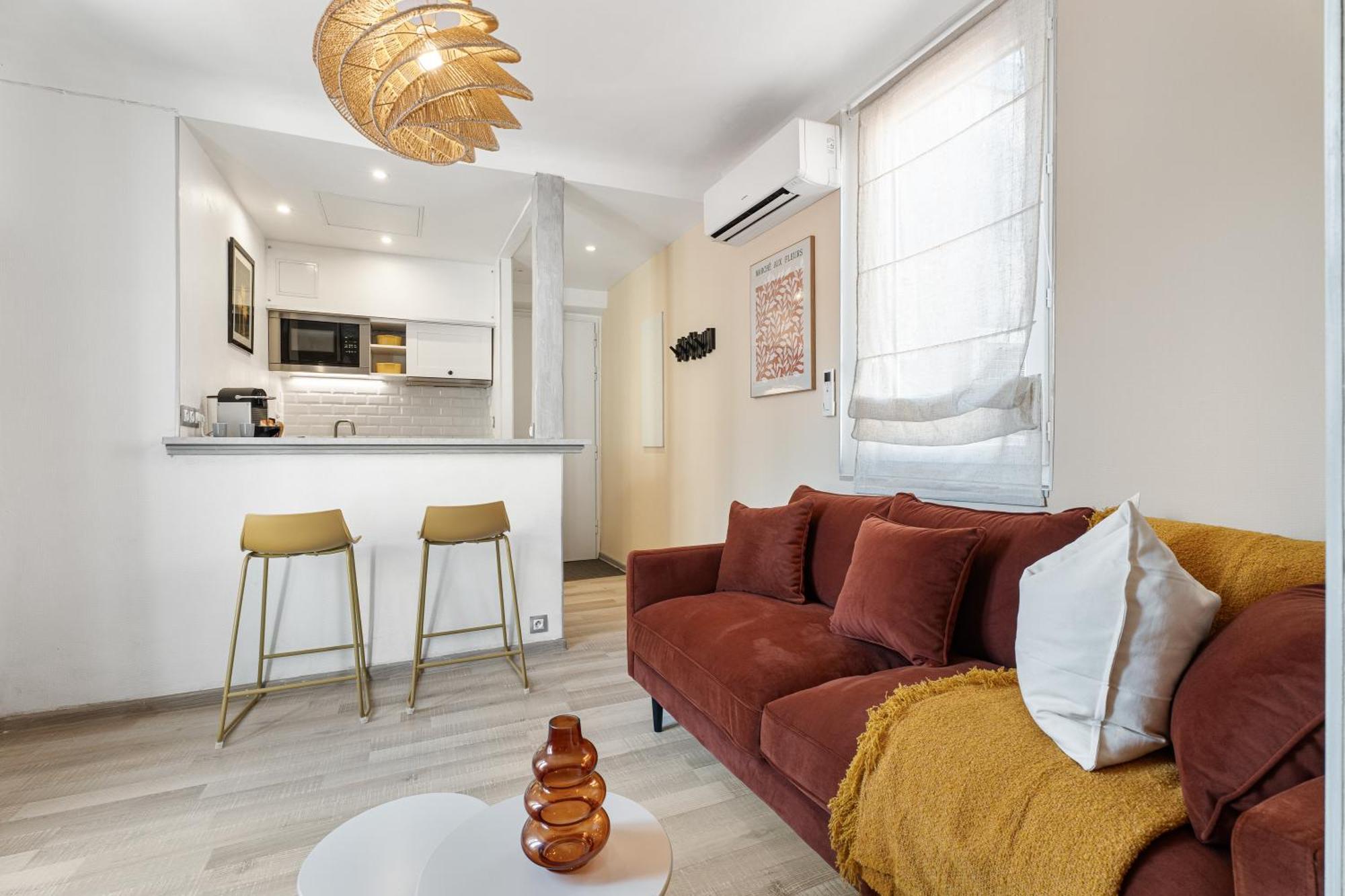 Renting - 35b Massena - Chic Cosy Calm Balcony Massena Pedestrian Heart