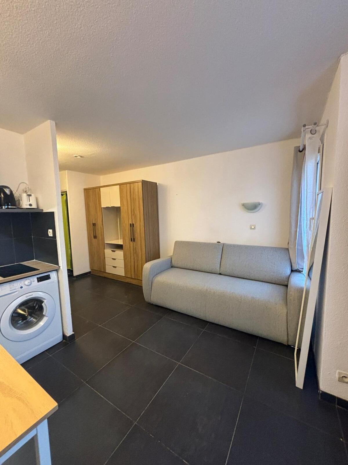 Apartment Cozy Very Close To Train Station *