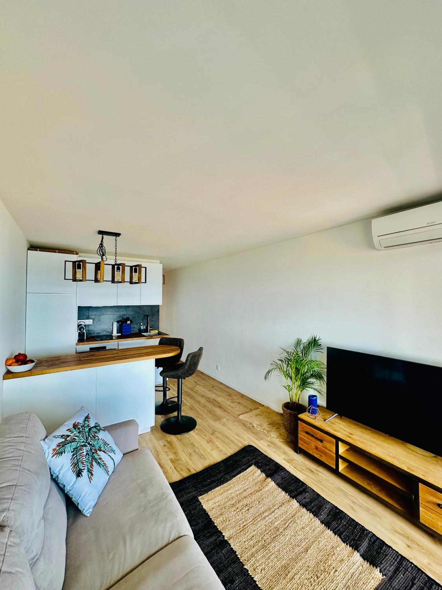 Cote D'azur Charm, With Panoramic Seaview In Apartment