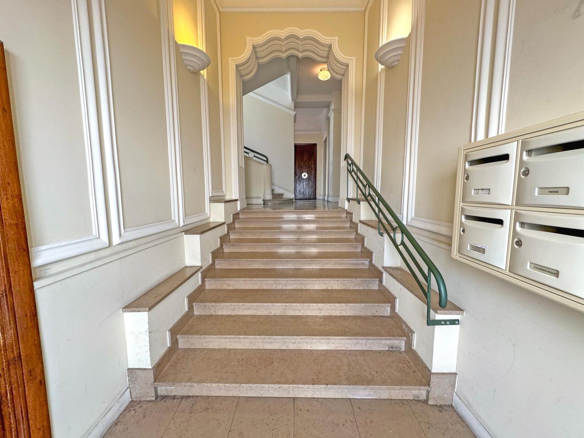 Apartment Derniere Etage Sur La Promenade! Nice