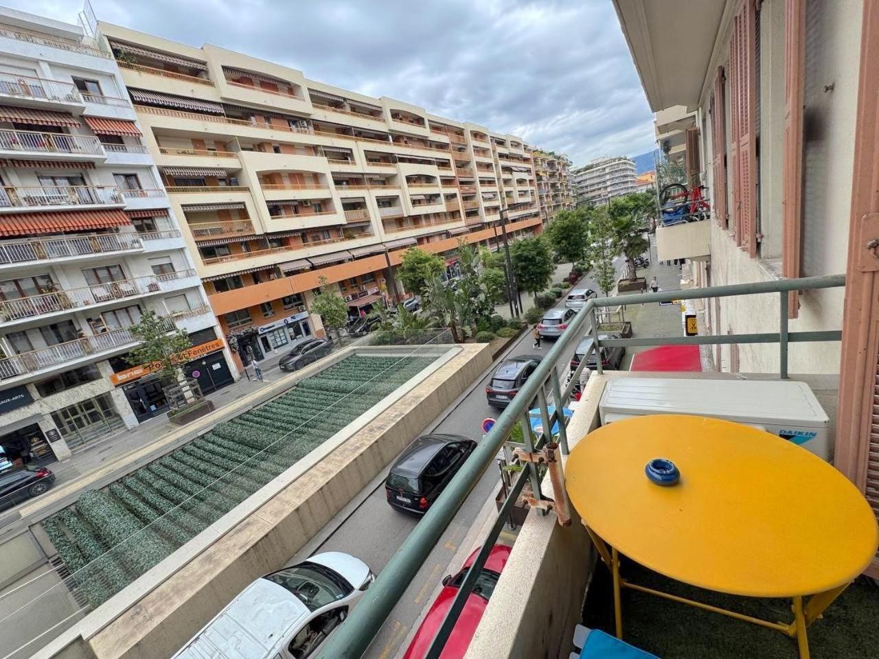 Elegant A 100m Prom Des Apartment
