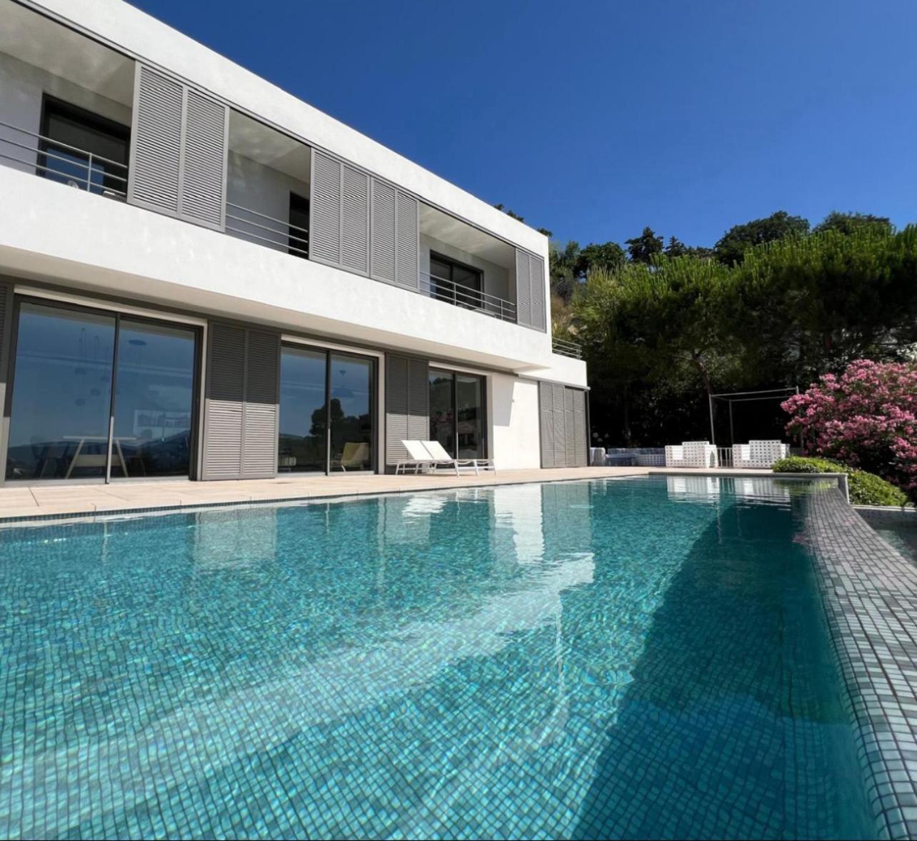 Villa Contemporary With Sea View, Infinity Swimming Pool, Gym , Cinema Room,lift